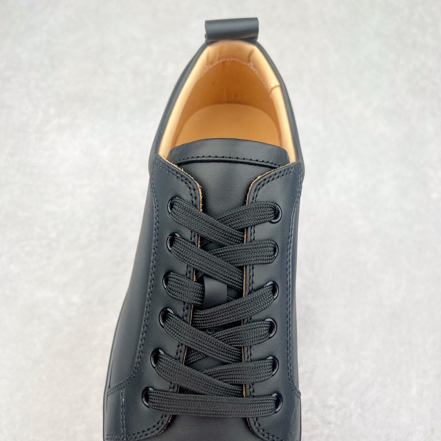 图片[5]-＃GD广顶 CL路铂廷 Louis Junior Spikes 圆头系带 低帮 时尚板鞋 宇宙的尽头是经典 CL红底鞋铆钉男款经典小白鞋毛刺 低调的黑白风 效果夺目，耀眼吸睛 LOUIS JUNIOR 男士铆钉运动鞋，呼应80年代永恒经典的低帮网球鞋风格，展现现代时尚新意 鞋身采用麂皮制成，本季品牌经典尖刺铆钉元素盛装亮相，以纯白铆钉铺满鞋头，每颗尖刺铆钉都需特定工艺制作而成，低调奢华 不浮夸！！ 尺码：40 41 42 43 44 45 46-选品中心