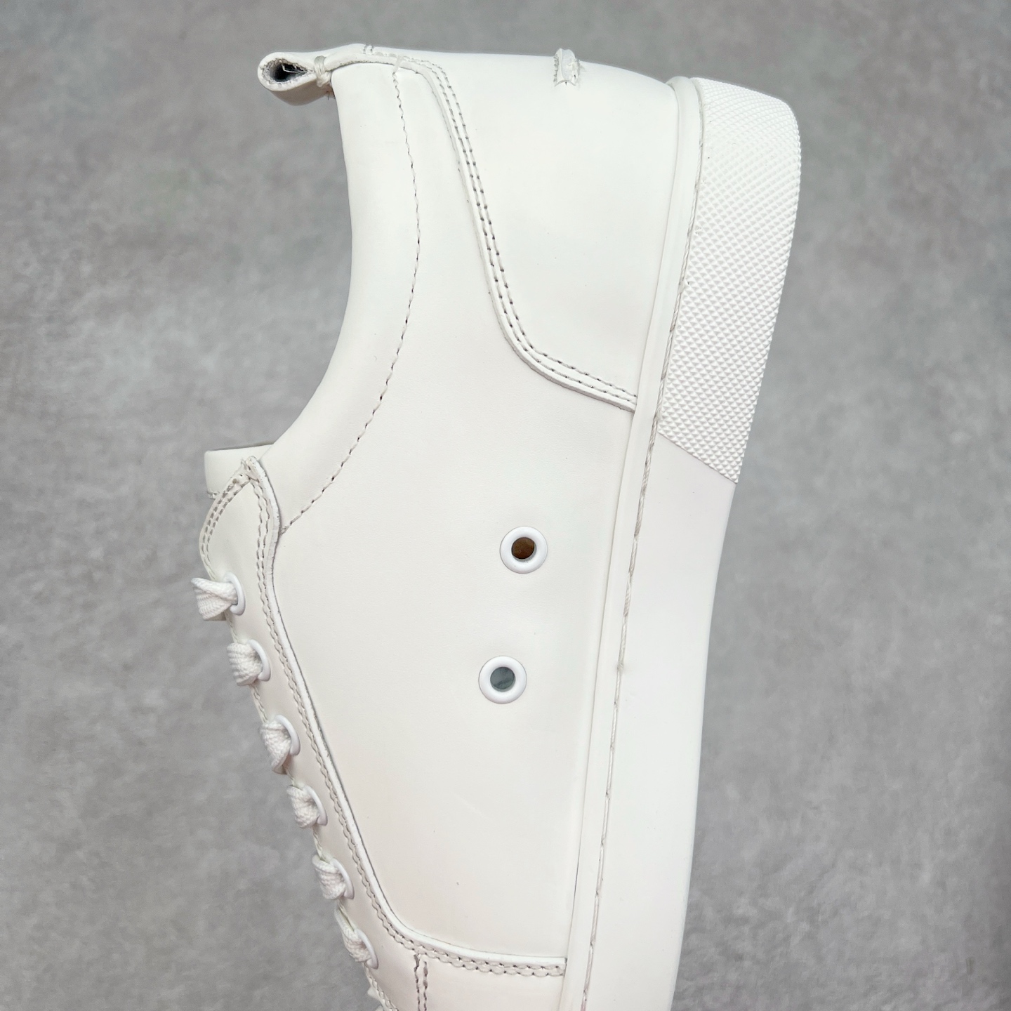 图片[7]-＃GD广顶 CL路铂廷 Louis Junior Spikes 圆头系带 低帮 时尚板鞋 宇宙的尽头是经典 CL红底鞋铆钉男款经典小白鞋毛刺 低调的黑白风 效果夺目，耀眼吸睛 LOUIS JUNIOR 男士铆钉运动鞋，呼应80年代永恒经典的低帮网球鞋风格，展现现代时尚新意 鞋身采用麂皮制成，本季品牌经典尖刺铆钉元素盛装亮相，以纯白铆钉铺满鞋头，每颗尖刺铆钉都需特定工艺制作而成，低调奢华 不浮夸！！ 尺码：40 41 42 43 44 45 46-选品中心