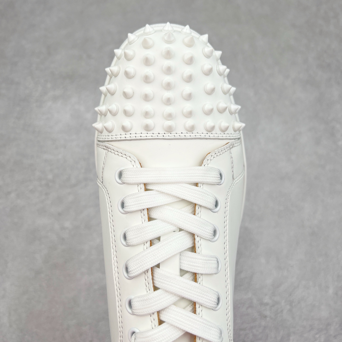 图片[4]-＃GD广顶 CL路铂廷 Louis Junior Spikes 圆头系带 低帮 时尚板鞋 宇宙的尽头是经典 CL红底鞋铆钉男款经典小白鞋毛刺 低调的黑白风 效果夺目，耀眼吸睛 LOUIS JUNIOR 男士铆钉运动鞋，呼应80年代永恒经典的低帮网球鞋风格，展现现代时尚新意 鞋身采用麂皮制成，本季品牌经典尖刺铆钉元素盛装亮相，以纯白铆钉铺满鞋头，每颗尖刺铆钉都需特定工艺制作而成，低调奢华 不浮夸！！ 尺码：40 41 42 43 44 45 46-选品中心