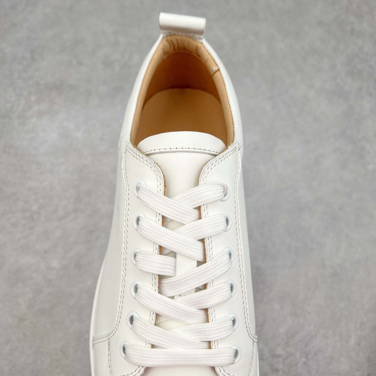 图片[5]-＃GD广顶 CL路铂廷 Louis Junior Spikes 圆头系带 低帮 时尚板鞋 宇宙的尽头是经典 CL红底鞋铆钉男款经典小白鞋毛刺 低调的黑白风 效果夺目，耀眼吸睛 LOUIS JUNIOR 男士铆钉运动鞋，呼应80年代永恒经典的低帮网球鞋风格，展现现代时尚新意 鞋身采用麂皮制成，本季品牌经典尖刺铆钉元素盛装亮相，以纯白铆钉铺满鞋头，每颗尖刺铆钉都需特定工艺制作而成，低调奢华 不浮夸！！ 尺码：40 41 42 43 44 45 46-选品中心