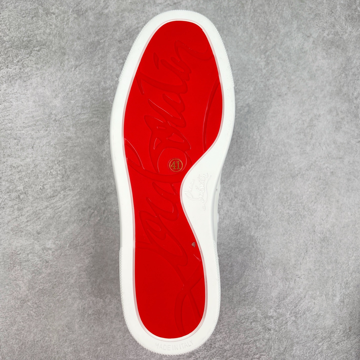 图片[9]-＃GD广顶 CL路铂廷 Louis Junior Spikes 圆头系带 低帮 时尚板鞋 宇宙的尽头是经典 CL红底鞋铆钉男款经典小白鞋毛刺 低调的黑白风 效果夺目，耀眼吸睛 LOUIS JUNIOR 男士铆钉运动鞋，呼应80年代永恒经典的低帮网球鞋风格，展现现代时尚新意 鞋身采用麂皮制成，本季品牌经典尖刺铆钉元素盛装亮相，以纯白铆钉铺满鞋头，每颗尖刺铆钉都需特定工艺制作而成，低调奢华 不浮夸！！ 尺码：40 41 42 43 44 45 46-选品中心