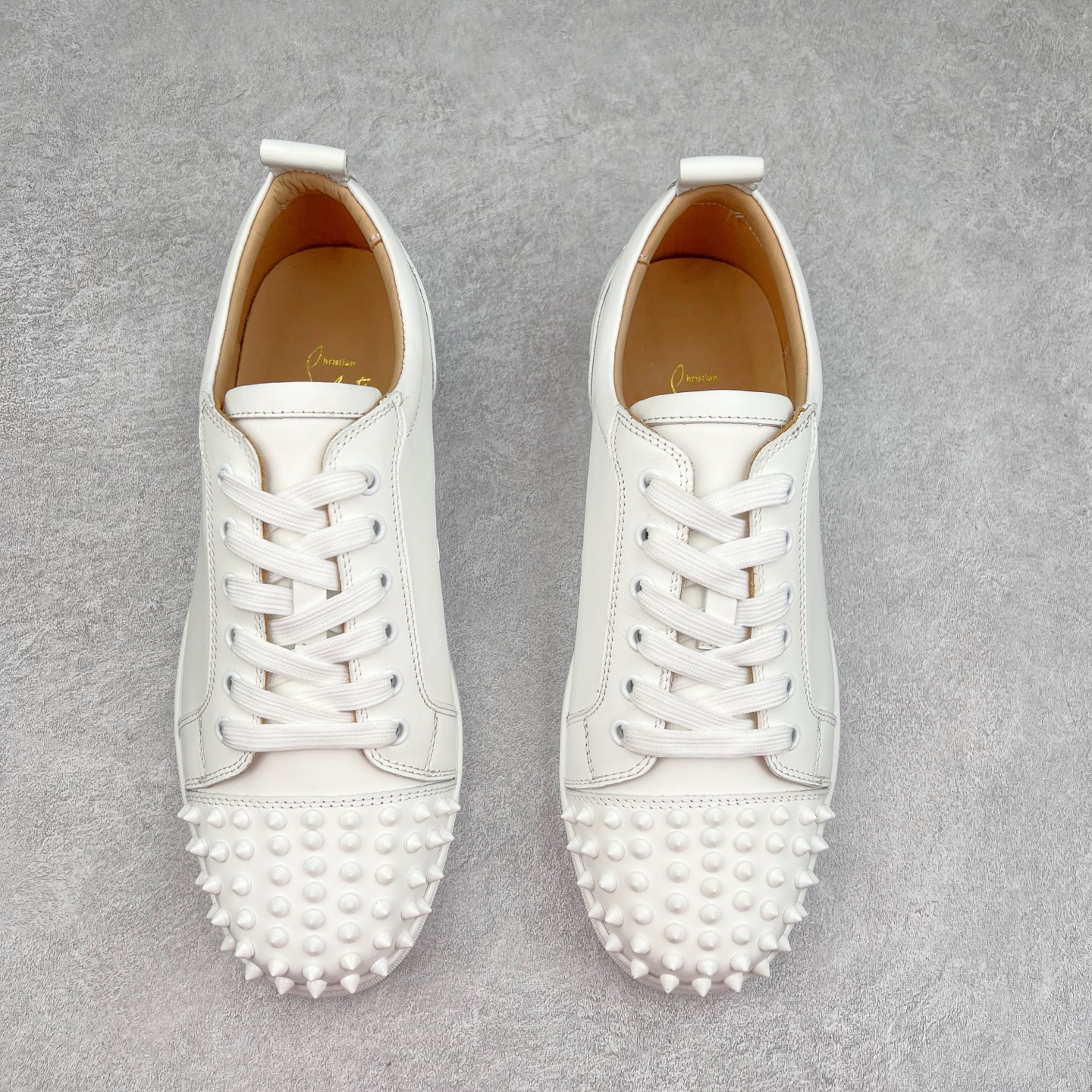 图片[2]-＃GD广顶 CL路铂廷 Louis Junior Spikes 圆头系带 低帮 时尚板鞋 宇宙的尽头是经典 CL红底鞋铆钉男款经典小白鞋毛刺 低调的黑白风 效果夺目，耀眼吸睛 LOUIS JUNIOR 男士铆钉运动鞋，呼应80年代永恒经典的低帮网球鞋风格，展现现代时尚新意 鞋身采用麂皮制成，本季品牌经典尖刺铆钉元素盛装亮相，以纯白铆钉铺满鞋头，每颗尖刺铆钉都需特定工艺制作而成，低调奢华 不浮夸！！ 尺码：40 41 42 43 44 45 46-选品中心