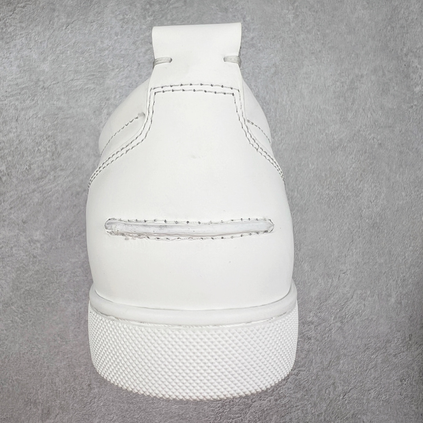 图片[8]-＃GD广顶 CL路铂廷 Louis Junior Spikes 圆头系带 低帮 时尚板鞋 宇宙的尽头是经典 CL红底鞋铆钉男款经典小白鞋毛刺 低调的黑白风 效果夺目，耀眼吸睛 LOUIS JUNIOR 男士铆钉运动鞋，呼应80年代永恒经典的低帮网球鞋风格，展现现代时尚新意 鞋身采用麂皮制成，本季品牌经典尖刺铆钉元素盛装亮相，以纯白铆钉铺满鞋头，每颗尖刺铆钉都需特定工艺制作而成，低调奢华 不浮夸！！ 尺码：40 41 42 43 44 45 46-选品中心