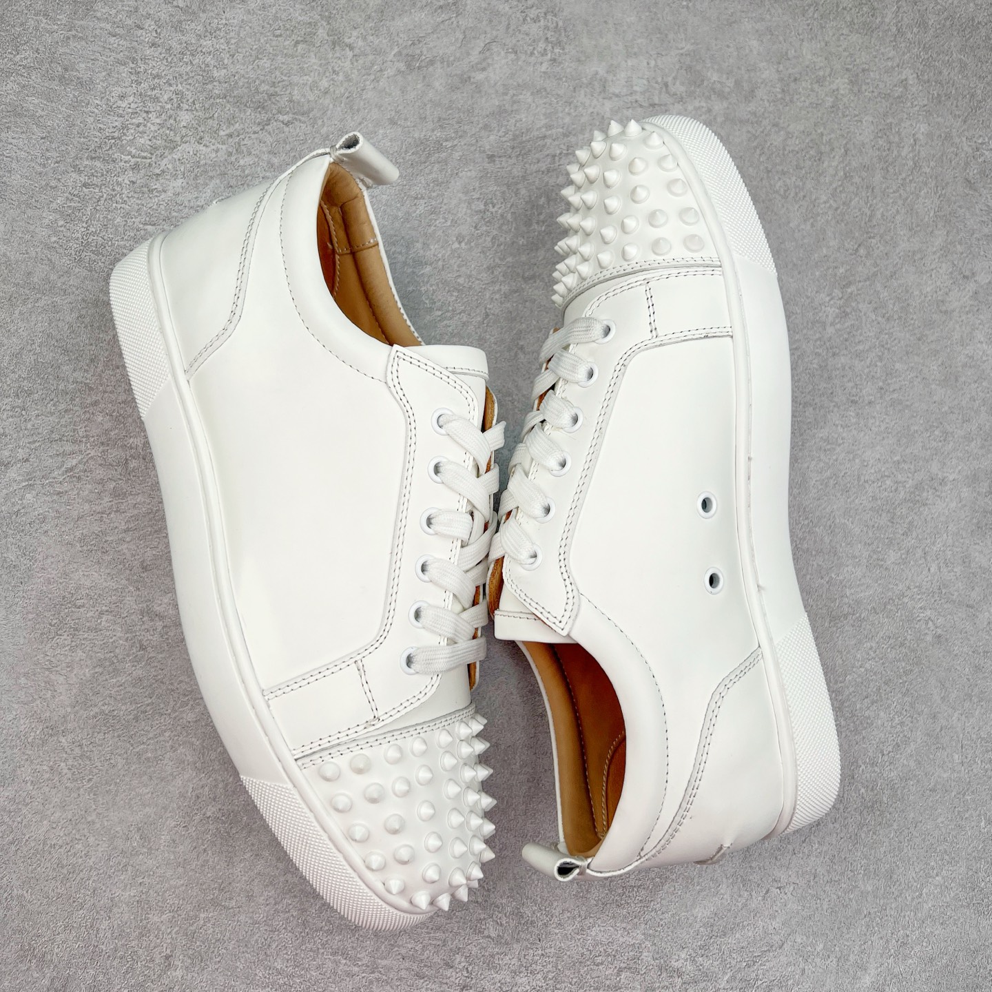 图片[3]-＃GD广顶 CL路铂廷 Louis Junior Spikes 圆头系带 低帮 时尚板鞋 宇宙的尽头是经典 CL红底鞋铆钉男款经典小白鞋毛刺 低调的黑白风 效果夺目，耀眼吸睛 LOUIS JUNIOR 男士铆钉运动鞋，呼应80年代永恒经典的低帮网球鞋风格，展现现代时尚新意 鞋身采用麂皮制成，本季品牌经典尖刺铆钉元素盛装亮相，以纯白铆钉铺满鞋头，每颗尖刺铆钉都需特定工艺制作而成，低调奢华 不浮夸！！ 尺码：40 41 42 43 44 45 46-选品中心