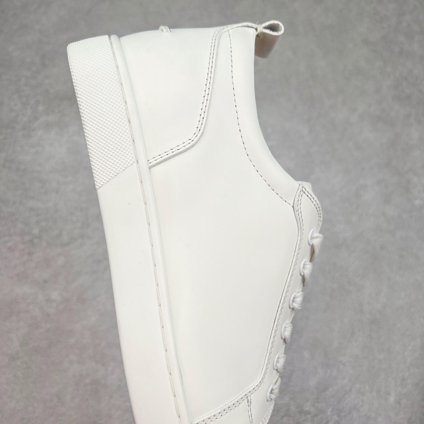 图片[6]-＃GD广顶 CL路铂廷 Louis Junior Spikes 圆头系带 低帮 时尚板鞋 宇宙的尽头是经典 CL红底鞋铆钉男款经典小白鞋毛刺 低调的黑白风 效果夺目，耀眼吸睛 LOUIS JUNIOR 男士铆钉运动鞋，呼应80年代永恒经典的低帮网球鞋风格，展现现代时尚新意 鞋身采用麂皮制成，本季品牌经典尖刺铆钉元素盛装亮相，以纯白铆钉铺满鞋头，每颗尖刺铆钉都需特定工艺制作而成，低调奢华 不浮夸！！ 尺码：40 41 42 43 44 45 46-选品中心