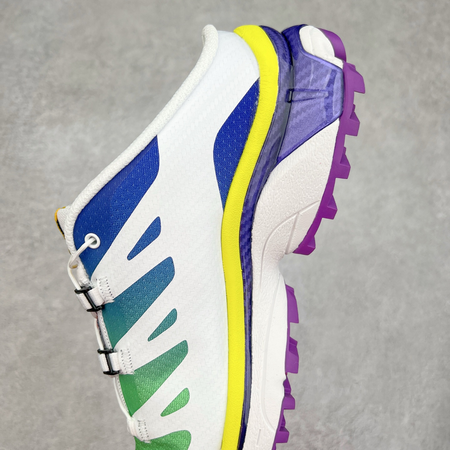 图片[7]-＃GD Salomon XT-4 OG Advanced 萨洛蒙系列低帮城市越野机能透气休闲运动鞋 鞋舌处附有迷你网眼袋收纳鞋绳以及下方的多色 Logo 标签 接着搭载奶油色 ACS 技术中底以及金色 TPU 塑料部件提升鞋款耐用性 中底与鞋面之间饰有海蓝色条状细节有效增添鞋款层次 最后应用黑色 Contragrip Chevron 外底完成鞋款设计 这次配色颇为高调 两款配色均以绚丽的渐变设计呈现 一款以粉紫渐变主打 另一款以黄绿渐变呈现 视觉效果相当吸睛 鞋面的使用玻璃纤维覆盖物加固 并通过细绳扣系带系统进行锁定 Salomon 的品牌logo 出现在脚后跟和前掌部位 中底虽然偏薄 但非常耐用 与模压塑料ACS 框架以及致密AC2 Muscle 鞋底单元结合 能够提供出色的支撑力和缓冲性 尺码：36 36.5 37.5 38 38.5 39 40 40.5 41 42 42.5 43 44 44.5 45-选品中心