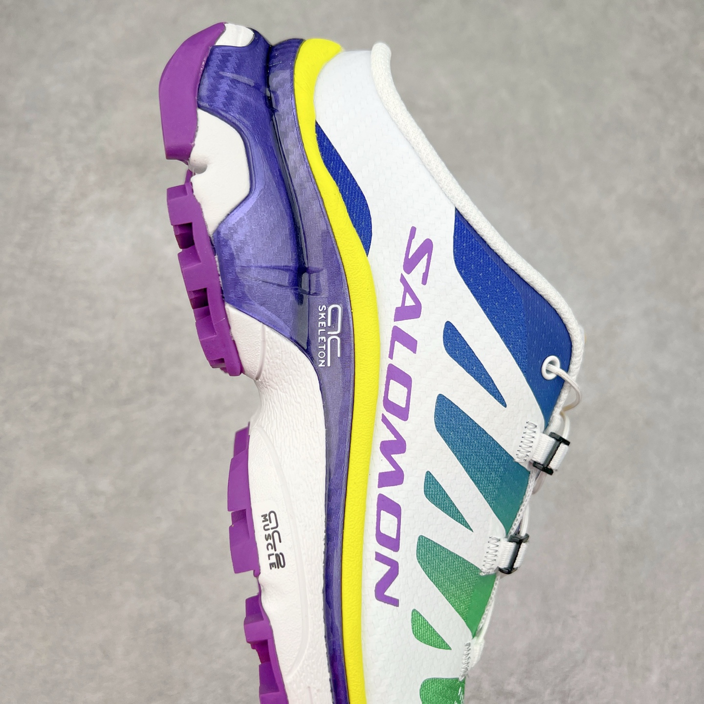 图片[6]-＃GD Salomon XT-4 OG Advanced 萨洛蒙系列低帮城市越野机能透气休闲运动鞋 鞋舌处附有迷你网眼袋收纳鞋绳以及下方的多色 Logo 标签 接着搭载奶油色 ACS 技术中底以及金色 TPU 塑料部件提升鞋款耐用性 中底与鞋面之间饰有海蓝色条状细节有效增添鞋款层次 最后应用黑色 Contragrip Chevron 外底完成鞋款设计 这次配色颇为高调 两款配色均以绚丽的渐变设计呈现 一款以粉紫渐变主打 另一款以黄绿渐变呈现 视觉效果相当吸睛 鞋面的使用玻璃纤维覆盖物加固 并通过细绳扣系带系统进行锁定 Salomon 的品牌logo 出现在脚后跟和前掌部位 中底虽然偏薄 但非常耐用 与模压塑料ACS 框架以及致密AC2 Muscle 鞋底单元结合 能够提供出色的支撑力和缓冲性 尺码：36 36.5 37.5 38 38.5 39 40 40.5 41 42 42.5 43 44 44.5 45-选品中心