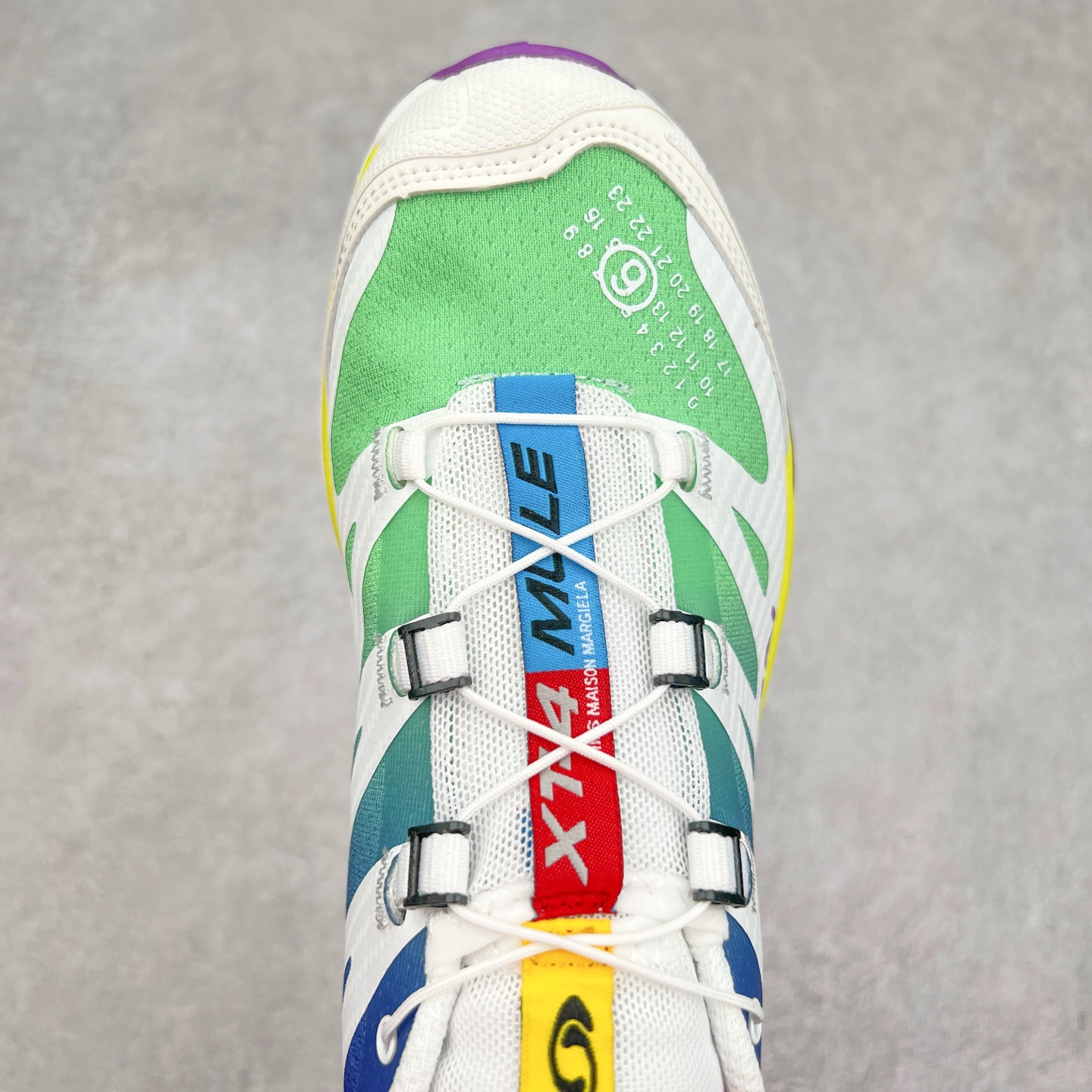 图片[4]-＃GD Salomon XT-4 OG Advanced 萨洛蒙系列低帮城市越野机能透气休闲运动鞋 鞋舌处附有迷你网眼袋收纳鞋绳以及下方的多色 Logo 标签 接着搭载奶油色 ACS 技术中底以及金色 TPU 塑料部件提升鞋款耐用性 中底与鞋面之间饰有海蓝色条状细节有效增添鞋款层次 最后应用黑色 Contragrip Chevron 外底完成鞋款设计 这次配色颇为高调 两款配色均以绚丽的渐变设计呈现 一款以粉紫渐变主打 另一款以黄绿渐变呈现 视觉效果相当吸睛 鞋面的使用玻璃纤维覆盖物加固 并通过细绳扣系带系统进行锁定 Salomon 的品牌logo 出现在脚后跟和前掌部位 中底虽然偏薄 但非常耐用 与模压塑料ACS 框架以及致密AC2 Muscle 鞋底单元结合 能够提供出色的支撑力和缓冲性 尺码：36 36.5 37.5 38 38.5 39 40 40.5 41 42 42.5 43 44 44.5 45-选品中心