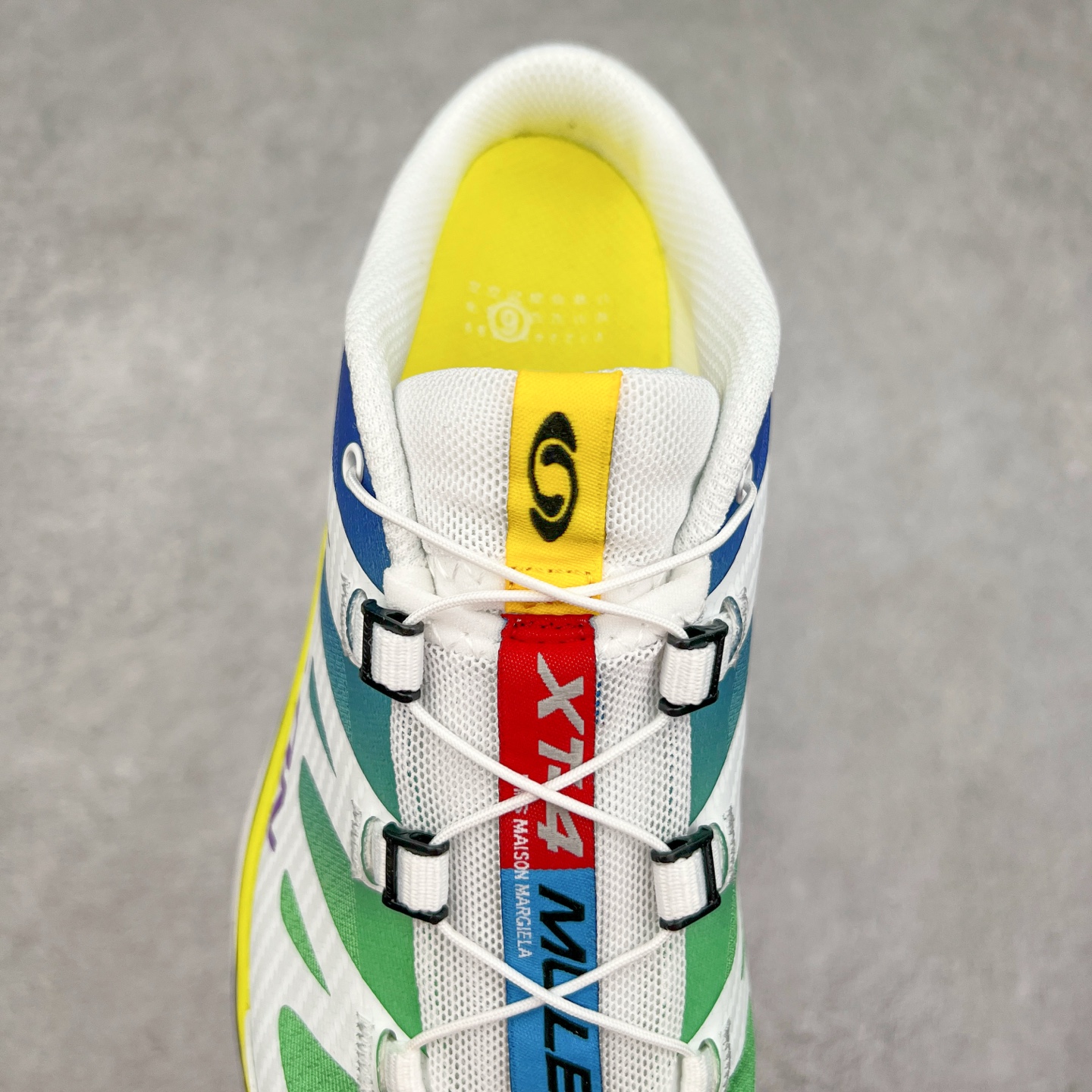 图片[5]-＃GD Salomon XT-4 OG Advanced 萨洛蒙系列低帮城市越野机能透气休闲运动鞋 鞋舌处附有迷你网眼袋收纳鞋绳以及下方的多色 Logo 标签 接着搭载奶油色 ACS 技术中底以及金色 TPU 塑料部件提升鞋款耐用性 中底与鞋面之间饰有海蓝色条状细节有效增添鞋款层次 最后应用黑色 Contragrip Chevron 外底完成鞋款设计 这次配色颇为高调 两款配色均以绚丽的渐变设计呈现 一款以粉紫渐变主打 另一款以黄绿渐变呈现 视觉效果相当吸睛 鞋面的使用玻璃纤维覆盖物加固 并通过细绳扣系带系统进行锁定 Salomon 的品牌logo 出现在脚后跟和前掌部位 中底虽然偏薄 但非常耐用 与模压塑料ACS 框架以及致密AC2 Muscle 鞋底单元结合 能够提供出色的支撑力和缓冲性 尺码：36 36.5 37.5 38 38.5 39 40 40.5 41 42 42.5 43 44 44.5 45-选品中心