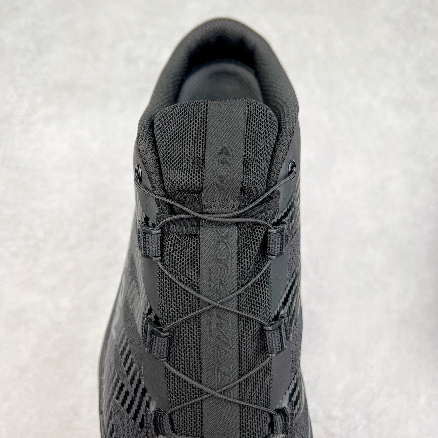 图片[5]-＃GD Salomon XT-4 OG Advanced 萨洛蒙系列低帮城市越野机能透气休闲运动鞋 鞋舌处附有迷你网眼袋收纳鞋绳以及下方的多色 Logo 标签 接着搭载奶油色 ACS 技术中底以及金色 TPU 塑料部件提升鞋款耐用性 中底与鞋面之间饰有海蓝色条状细节有效增添鞋款层次 最后应用黑色 Contragrip Chevron 外底完成鞋款设计 这次配色颇为高调 两款配色均以绚丽的渐变设计呈现 一款以粉紫渐变主打 另一款以黄绿渐变呈现 视觉效果相当吸睛 鞋面的使用玻璃纤维覆盖物加固 并通过细绳扣系带系统进行锁定 Salomon 的品牌logo 出现在脚后跟和前掌部位 中底虽然偏薄 但非常耐用 与模压塑料ACS 框架以及致密AC2 Muscle 鞋底单元结合 能够提供出色的支撑力和缓冲性 尺码：36 36.5 37.5 38 38.5 39 40 40.5 41 42 42.5 43 44 44.5 45-选品中心