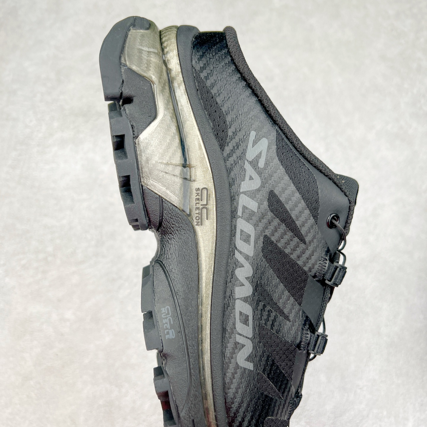 图片[6]-＃GD Salomon XT-4 OG Advanced 萨洛蒙系列低帮城市越野机能透气休闲运动鞋 鞋舌处附有迷你网眼袋收纳鞋绳以及下方的多色 Logo 标签 接着搭载奶油色 ACS 技术中底以及金色 TPU 塑料部件提升鞋款耐用性 中底与鞋面之间饰有海蓝色条状细节有效增添鞋款层次 最后应用黑色 Contragrip Chevron 外底完成鞋款设计 这次配色颇为高调 两款配色均以绚丽的渐变设计呈现 一款以粉紫渐变主打 另一款以黄绿渐变呈现 视觉效果相当吸睛 鞋面的使用玻璃纤维覆盖物加固 并通过细绳扣系带系统进行锁定 Salomon 的品牌logo 出现在脚后跟和前掌部位 中底虽然偏薄 但非常耐用 与模压塑料ACS 框架以及致密AC2 Muscle 鞋底单元结合 能够提供出色的支撑力和缓冲性 尺码：36 36.5 37.5 38 38.5 39 40 40.5 41 42 42.5 43 44 44.5 45-选品中心