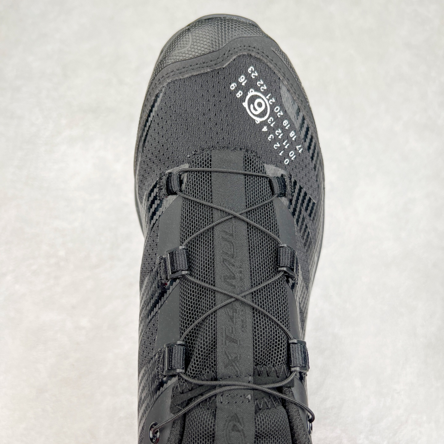 图片[4]-＃GD Salomon XT-4 OG Advanced 萨洛蒙系列低帮城市越野机能透气休闲运动鞋 鞋舌处附有迷你网眼袋收纳鞋绳以及下方的多色 Logo 标签 接着搭载奶油色 ACS 技术中底以及金色 TPU 塑料部件提升鞋款耐用性 中底与鞋面之间饰有海蓝色条状细节有效增添鞋款层次 最后应用黑色 Contragrip Chevron 外底完成鞋款设计 这次配色颇为高调 两款配色均以绚丽的渐变设计呈现 一款以粉紫渐变主打 另一款以黄绿渐变呈现 视觉效果相当吸睛 鞋面的使用玻璃纤维覆盖物加固 并通过细绳扣系带系统进行锁定 Salomon 的品牌logo 出现在脚后跟和前掌部位 中底虽然偏薄 但非常耐用 与模压塑料ACS 框架以及致密AC2 Muscle 鞋底单元结合 能够提供出色的支撑力和缓冲性 尺码：36 36.5 37.5 38 38.5 39 40 40.5 41 42 42.5 43 44 44.5 45-选品中心