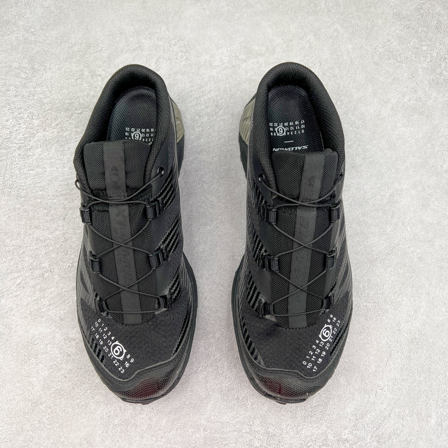 图片[2]-＃GD Salomon XT-4 OG Advanced 萨洛蒙系列低帮城市越野机能透气休闲运动鞋 鞋舌处附有迷你网眼袋收纳鞋绳以及下方的多色 Logo 标签 接着搭载奶油色 ACS 技术中底以及金色 TPU 塑料部件提升鞋款耐用性 中底与鞋面之间饰有海蓝色条状细节有效增添鞋款层次 最后应用黑色 Contragrip Chevron 外底完成鞋款设计 这次配色颇为高调 两款配色均以绚丽的渐变设计呈现 一款以粉紫渐变主打 另一款以黄绿渐变呈现 视觉效果相当吸睛 鞋面的使用玻璃纤维覆盖物加固 并通过细绳扣系带系统进行锁定 Salomon 的品牌logo 出现在脚后跟和前掌部位 中底虽然偏薄 但非常耐用 与模压塑料ACS 框架以及致密AC2 Muscle 鞋底单元结合 能够提供出色的支撑力和缓冲性 尺码：36 36.5 37.5 38 38.5 39 40 40.5 41 42 42.5 43 44 44.5 45-选品中心