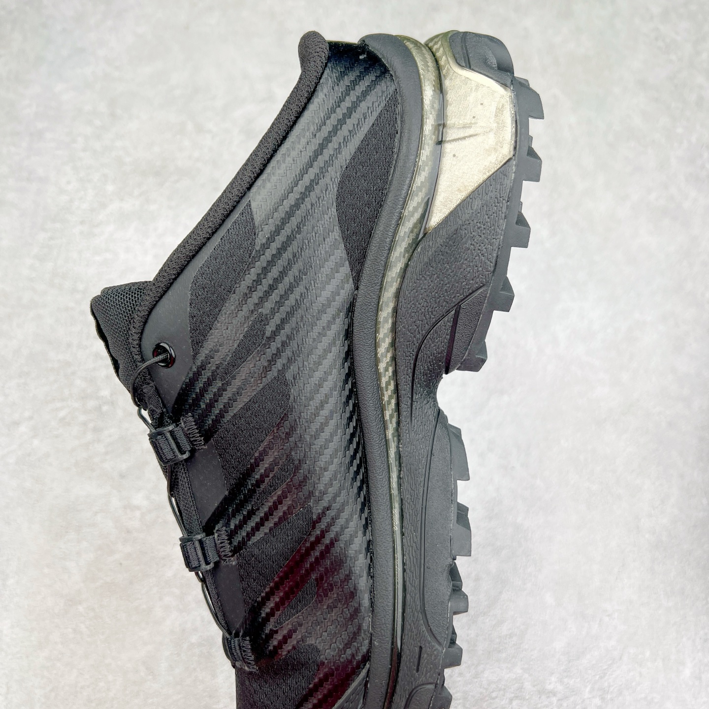 图片[7]-＃GD Salomon XT-4 OG Advanced 萨洛蒙系列低帮城市越野机能透气休闲运动鞋 鞋舌处附有迷你网眼袋收纳鞋绳以及下方的多色 Logo 标签 接着搭载奶油色 ACS 技术中底以及金色 TPU 塑料部件提升鞋款耐用性 中底与鞋面之间饰有海蓝色条状细节有效增添鞋款层次 最后应用黑色 Contragrip Chevron 外底完成鞋款设计 这次配色颇为高调 两款配色均以绚丽的渐变设计呈现 一款以粉紫渐变主打 另一款以黄绿渐变呈现 视觉效果相当吸睛 鞋面的使用玻璃纤维覆盖物加固 并通过细绳扣系带系统进行锁定 Salomon 的品牌logo 出现在脚后跟和前掌部位 中底虽然偏薄 但非常耐用 与模压塑料ACS 框架以及致密AC2 Muscle 鞋底单元结合 能够提供出色的支撑力和缓冲性 尺码：36 36.5 37.5 38 38.5 39 40 40.5 41 42 42.5 43 44 44.5 45-选品中心