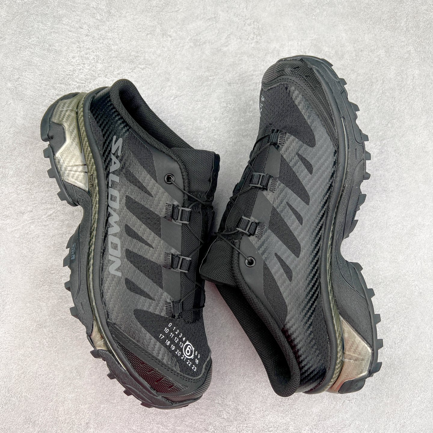 图片[3]-＃GD Salomon XT-4 OG Advanced 萨洛蒙系列低帮城市越野机能透气休闲运动鞋 鞋舌处附有迷你网眼袋收纳鞋绳以及下方的多色 Logo 标签 接着搭载奶油色 ACS 技术中底以及金色 TPU 塑料部件提升鞋款耐用性 中底与鞋面之间饰有海蓝色条状细节有效增添鞋款层次 最后应用黑色 Contragrip Chevron 外底完成鞋款设计 这次配色颇为高调 两款配色均以绚丽的渐变设计呈现 一款以粉紫渐变主打 另一款以黄绿渐变呈现 视觉效果相当吸睛 鞋面的使用玻璃纤维覆盖物加固 并通过细绳扣系带系统进行锁定 Salomon 的品牌logo 出现在脚后跟和前掌部位 中底虽然偏薄 但非常耐用 与模压塑料ACS 框架以及致密AC2 Muscle 鞋底单元结合 能够提供出色的支撑力和缓冲性 尺码：36 36.5 37.5 38 38.5 39 40 40.5 41 42 42.5 43 44 44.5 45-选品中心