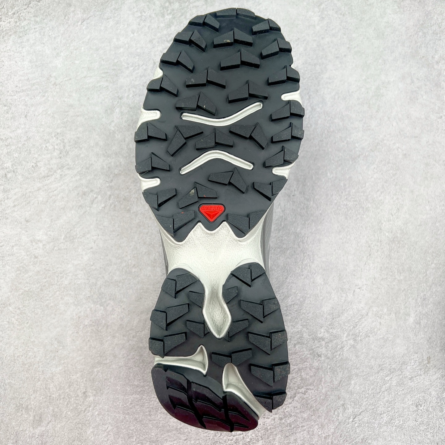 图片[9]-＃GD Salomon XT-4 OG Advanced 萨洛蒙系列低帮城市越野机能透气休闲运动鞋 鞋舌处附有迷你网眼袋收纳鞋绳以及下方的多色 Logo 标签 接着搭载奶油色 ACS 技术中底以及金色 TPU 塑料部件提升鞋款耐用性 中底与鞋面之间饰有海蓝色条状细节有效增添鞋款层次 最后应用黑色 Contragrip Chevron 外底完成鞋款设计 这次配色颇为高调 两款配色均以绚丽的渐变设计呈现 一款以粉紫渐变主打 另一款以黄绿渐变呈现 视觉效果相当吸睛 鞋面的使用玻璃纤维覆盖物加固 并通过细绳扣系带系统进行锁定 Salomon 的品牌logo 出现在脚后跟和前掌部位 中底虽然偏薄 但非常耐用 与模压塑料ACS 框架以及致密AC2 Muscle 鞋底单元结合 能够提供出色的支撑力和缓冲性 尺码：36 36.5 37.5 38 38.5 39 40 40.5 41 42 42.5 43 44 44.5 45-选品中心