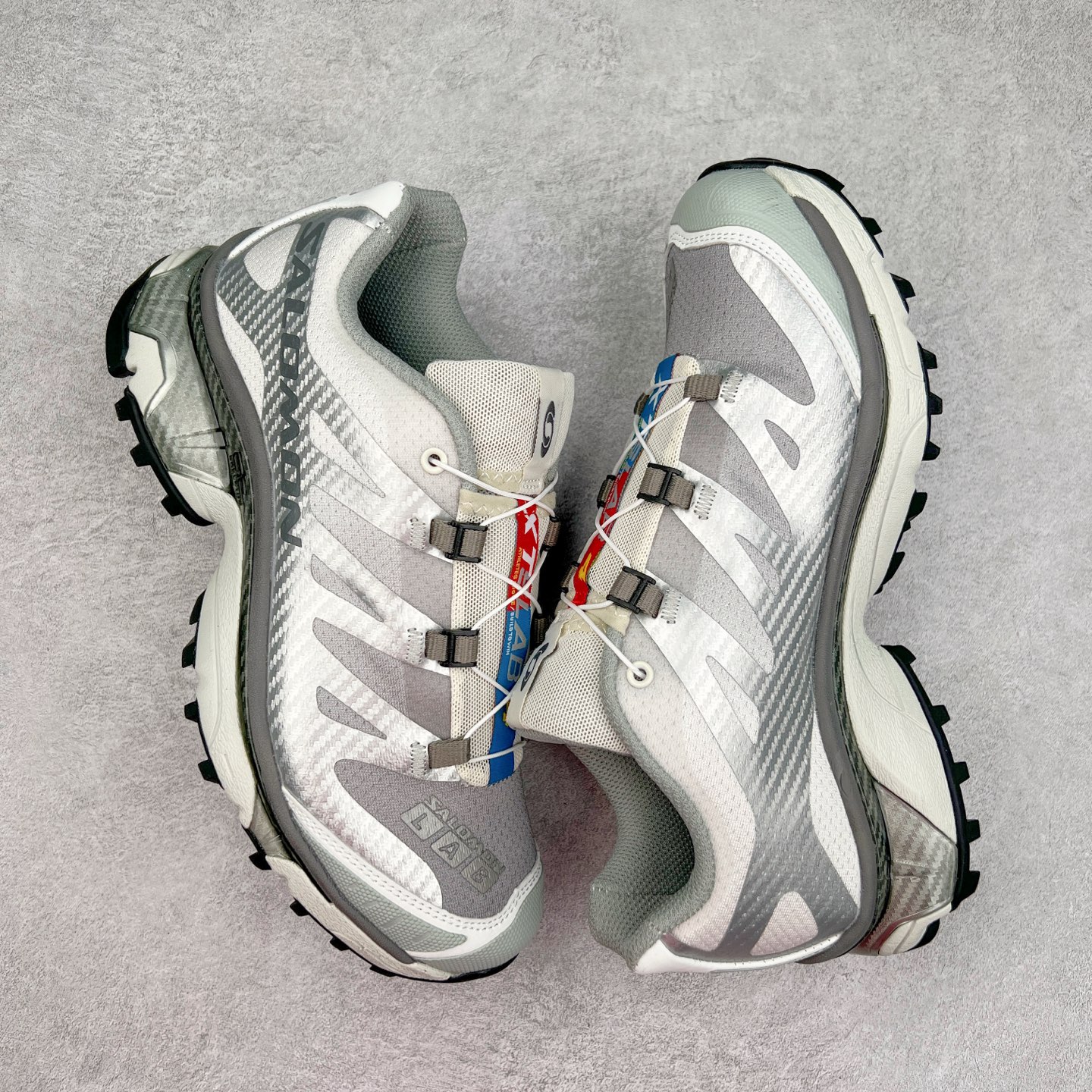 图片[3]-＃GD Salomon XT-4 OG Advanced 萨洛蒙系列低帮城市越野机能透气休闲运动鞋 鞋舌处附有迷你网眼袋收纳鞋绳以及下方的多色 Logo 标签 接着搭载奶油色 ACS 技术中底以及金色 TPU 塑料部件提升鞋款耐用性 中底与鞋面之间饰有海蓝色条状细节有效增添鞋款层次 最后应用黑色 Contragrip Chevron 外底完成鞋款设计 这次配色颇为高调 两款配色均以绚丽的渐变设计呈现 一款以粉紫渐变主打 另一款以黄绿渐变呈现 视觉效果相当吸睛 鞋面的使用玻璃纤维覆盖物加固 并通过细绳扣系带系统进行锁定 Salomon 的品牌logo 出现在脚后跟和前掌部位 中底虽然偏薄 但非常耐用 与模压塑料ACS 框架以及致密AC2 Muscle 鞋底单元结合 能够提供出色的支撑力和缓冲性 尺码：36 36.5 37.5 38 38.5 39 40 40.5 41 42 42.5 43 44 44.5 45-选品中心