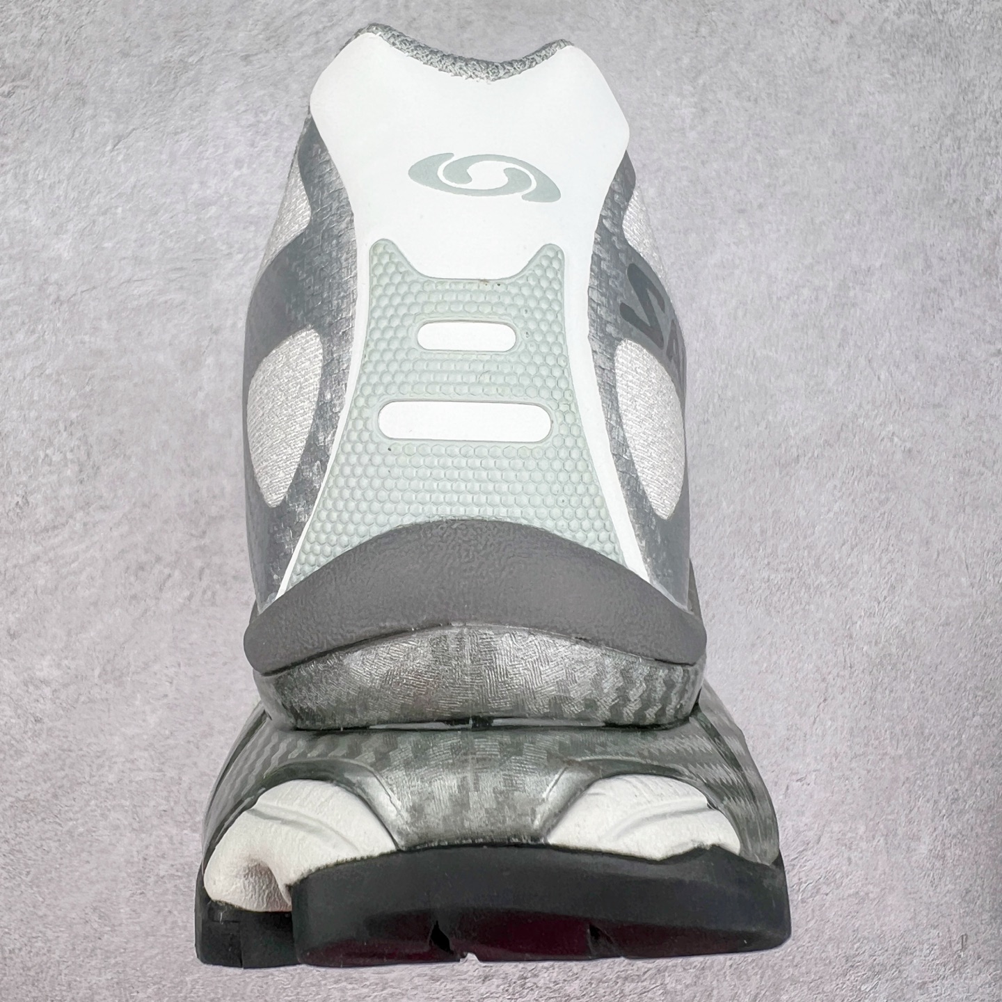 图片[8]-＃GD Salomon XT-4 OG Advanced 萨洛蒙系列低帮城市越野机能透气休闲运动鞋 鞋舌处附有迷你网眼袋收纳鞋绳以及下方的多色 Logo 标签 接着搭载奶油色 ACS 技术中底以及金色 TPU 塑料部件提升鞋款耐用性 中底与鞋面之间饰有海蓝色条状细节有效增添鞋款层次 最后应用黑色 Contragrip Chevron 外底完成鞋款设计 这次配色颇为高调 两款配色均以绚丽的渐变设计呈现 一款以粉紫渐变主打 另一款以黄绿渐变呈现 视觉效果相当吸睛 鞋面的使用玻璃纤维覆盖物加固 并通过细绳扣系带系统进行锁定 Salomon 的品牌logo 出现在脚后跟和前掌部位 中底虽然偏薄 但非常耐用 与模压塑料ACS 框架以及致密AC2 Muscle 鞋底单元结合 能够提供出色的支撑力和缓冲性 尺码：36 36.5 37.5 38 38.5 39 40 40.5 41 42 42.5 43 44 44.5 45-选品中心