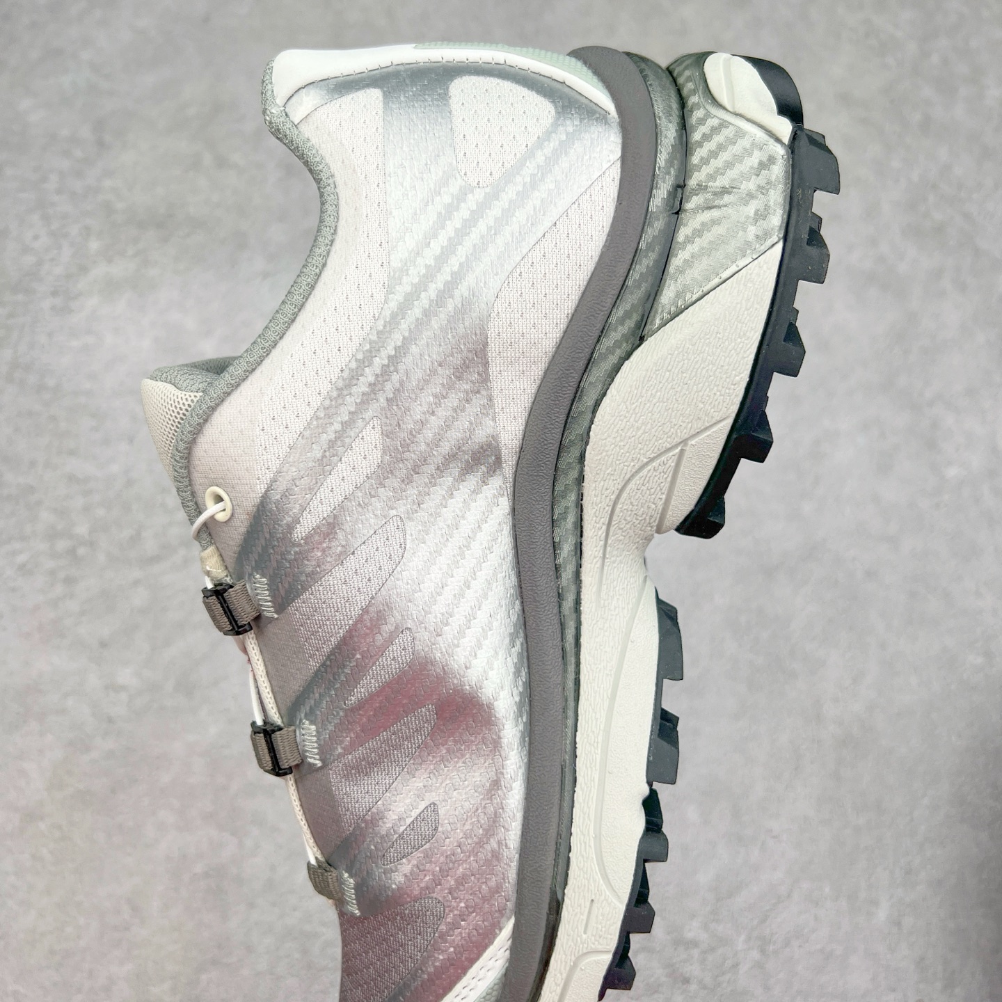 图片[7]-＃GD Salomon XT-4 OG Advanced 萨洛蒙系列低帮城市越野机能透气休闲运动鞋 鞋舌处附有迷你网眼袋收纳鞋绳以及下方的多色 Logo 标签 接着搭载奶油色 ACS 技术中底以及金色 TPU 塑料部件提升鞋款耐用性 中底与鞋面之间饰有海蓝色条状细节有效增添鞋款层次 最后应用黑色 Contragrip Chevron 外底完成鞋款设计 这次配色颇为高调 两款配色均以绚丽的渐变设计呈现 一款以粉紫渐变主打 另一款以黄绿渐变呈现 视觉效果相当吸睛 鞋面的使用玻璃纤维覆盖物加固 并通过细绳扣系带系统进行锁定 Salomon 的品牌logo 出现在脚后跟和前掌部位 中底虽然偏薄 但非常耐用 与模压塑料ACS 框架以及致密AC2 Muscle 鞋底单元结合 能够提供出色的支撑力和缓冲性 尺码：36 36.5 37.5 38 38.5 39 40 40.5 41 42 42.5 43 44 44.5 45-选品中心