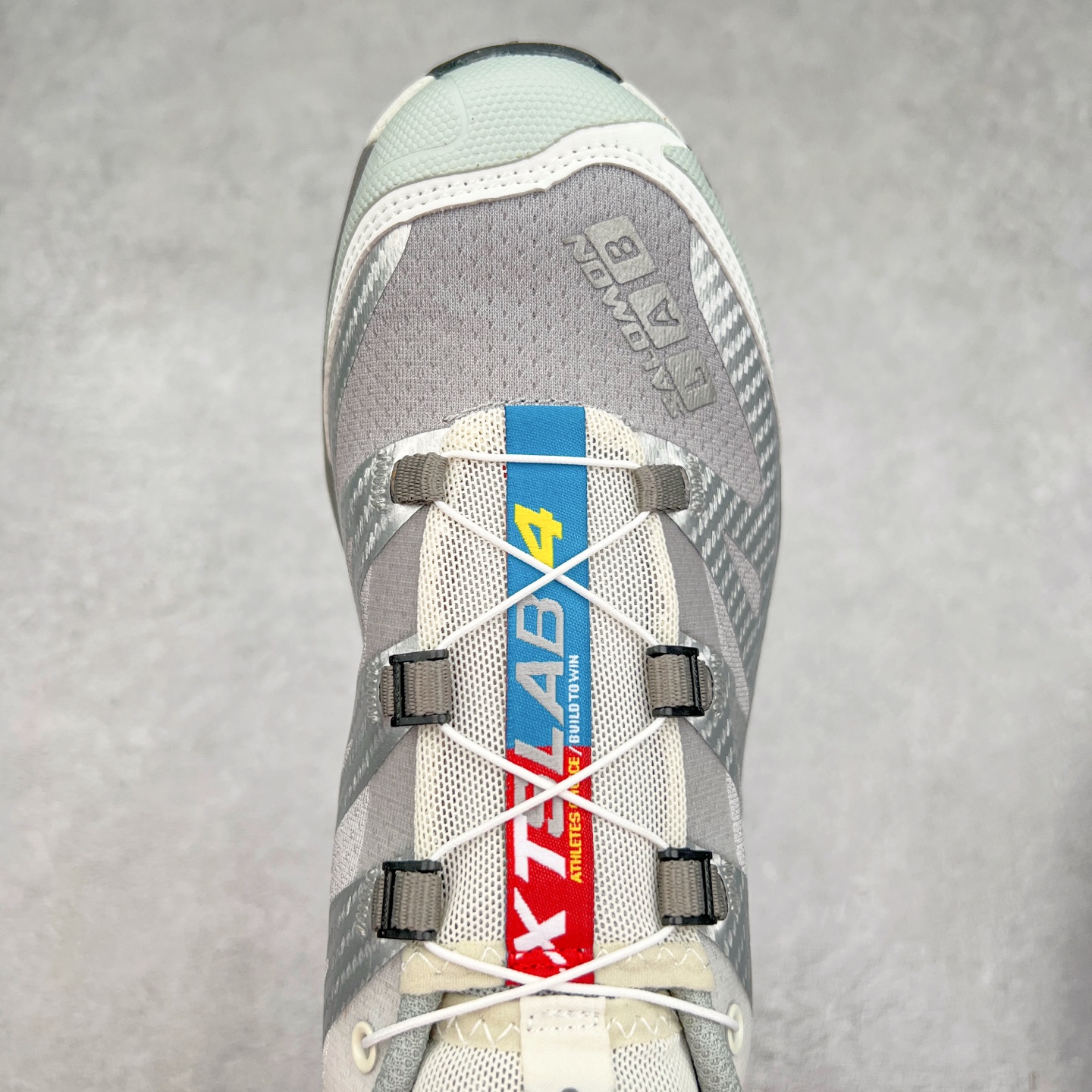 图片[4]-＃GD Salomon XT-4 OG Advanced 萨洛蒙系列低帮城市越野机能透气休闲运动鞋 鞋舌处附有迷你网眼袋收纳鞋绳以及下方的多色 Logo 标签 接着搭载奶油色 ACS 技术中底以及金色 TPU 塑料部件提升鞋款耐用性 中底与鞋面之间饰有海蓝色条状细节有效增添鞋款层次 最后应用黑色 Contragrip Chevron 外底完成鞋款设计 这次配色颇为高调 两款配色均以绚丽的渐变设计呈现 一款以粉紫渐变主打 另一款以黄绿渐变呈现 视觉效果相当吸睛 鞋面的使用玻璃纤维覆盖物加固 并通过细绳扣系带系统进行锁定 Salomon 的品牌logo 出现在脚后跟和前掌部位 中底虽然偏薄 但非常耐用 与模压塑料ACS 框架以及致密AC2 Muscle 鞋底单元结合 能够提供出色的支撑力和缓冲性 尺码：36 36.5 37.5 38 38.5 39 40 40.5 41 42 42.5 43 44 44.5 45-选品中心