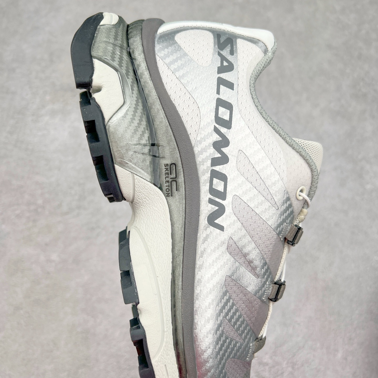 图片[6]-＃GD Salomon XT-4 OG Advanced 萨洛蒙系列低帮城市越野机能透气休闲运动鞋 鞋舌处附有迷你网眼袋收纳鞋绳以及下方的多色 Logo 标签 接着搭载奶油色 ACS 技术中底以及金色 TPU 塑料部件提升鞋款耐用性 中底与鞋面之间饰有海蓝色条状细节有效增添鞋款层次 最后应用黑色 Contragrip Chevron 外底完成鞋款设计 这次配色颇为高调 两款配色均以绚丽的渐变设计呈现 一款以粉紫渐变主打 另一款以黄绿渐变呈现 视觉效果相当吸睛 鞋面的使用玻璃纤维覆盖物加固 并通过细绳扣系带系统进行锁定 Salomon 的品牌logo 出现在脚后跟和前掌部位 中底虽然偏薄 但非常耐用 与模压塑料ACS 框架以及致密AC2 Muscle 鞋底单元结合 能够提供出色的支撑力和缓冲性 尺码：36 36.5 37.5 38 38.5 39 40 40.5 41 42 42.5 43 44 44.5 45-选品中心