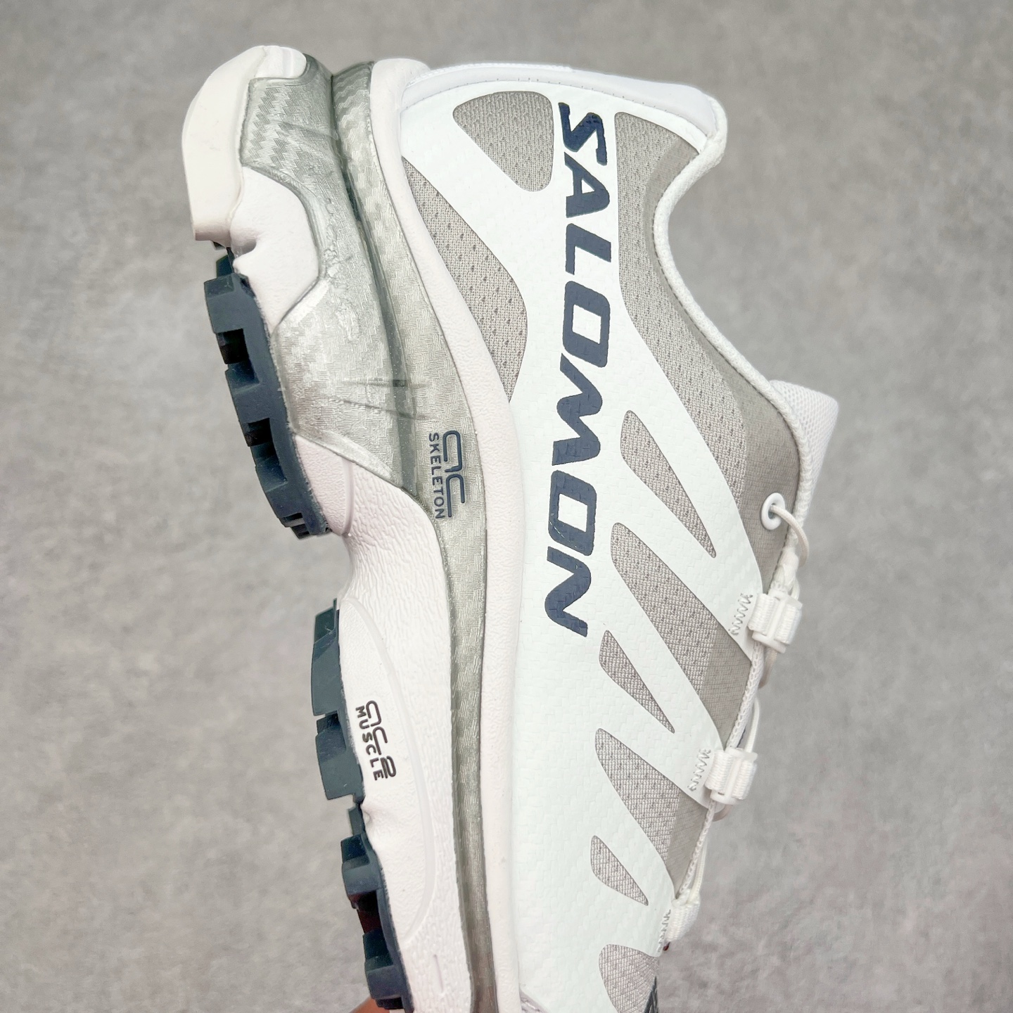 图片[6]-＃GD Salomon XT-4 OG Advanced 萨洛蒙系列低帮城市越野机能透气休闲运动鞋 鞋舌处附有迷你网眼袋收纳鞋绳以及下方的多色 Logo 标签 接着搭载奶油色 ACS 技术中底以及金色 TPU 塑料部件提升鞋款耐用性 中底与鞋面之间饰有海蓝色条状细节有效增添鞋款层次 最后应用黑色 Contragrip Chevron 外底完成鞋款设计 这次配色颇为高调 两款配色均以绚丽的渐变设计呈现 一款以粉紫渐变主打 另一款以黄绿渐变呈现 视觉效果相当吸睛 鞋面的使用玻璃纤维覆盖物加固 并通过细绳扣系带系统进行锁定 Salomon 的品牌logo 出现在脚后跟和前掌部位 中底虽然偏薄 但非常耐用 与模压塑料ACS 框架以及致密AC2 Muscle 鞋底单元结合 能够提供出色的支撑力和缓冲性 尺码：36 36.5 37.5 38 38.5 39 40 40.5 41 42 42.5 43 44 44.5 45-选品中心