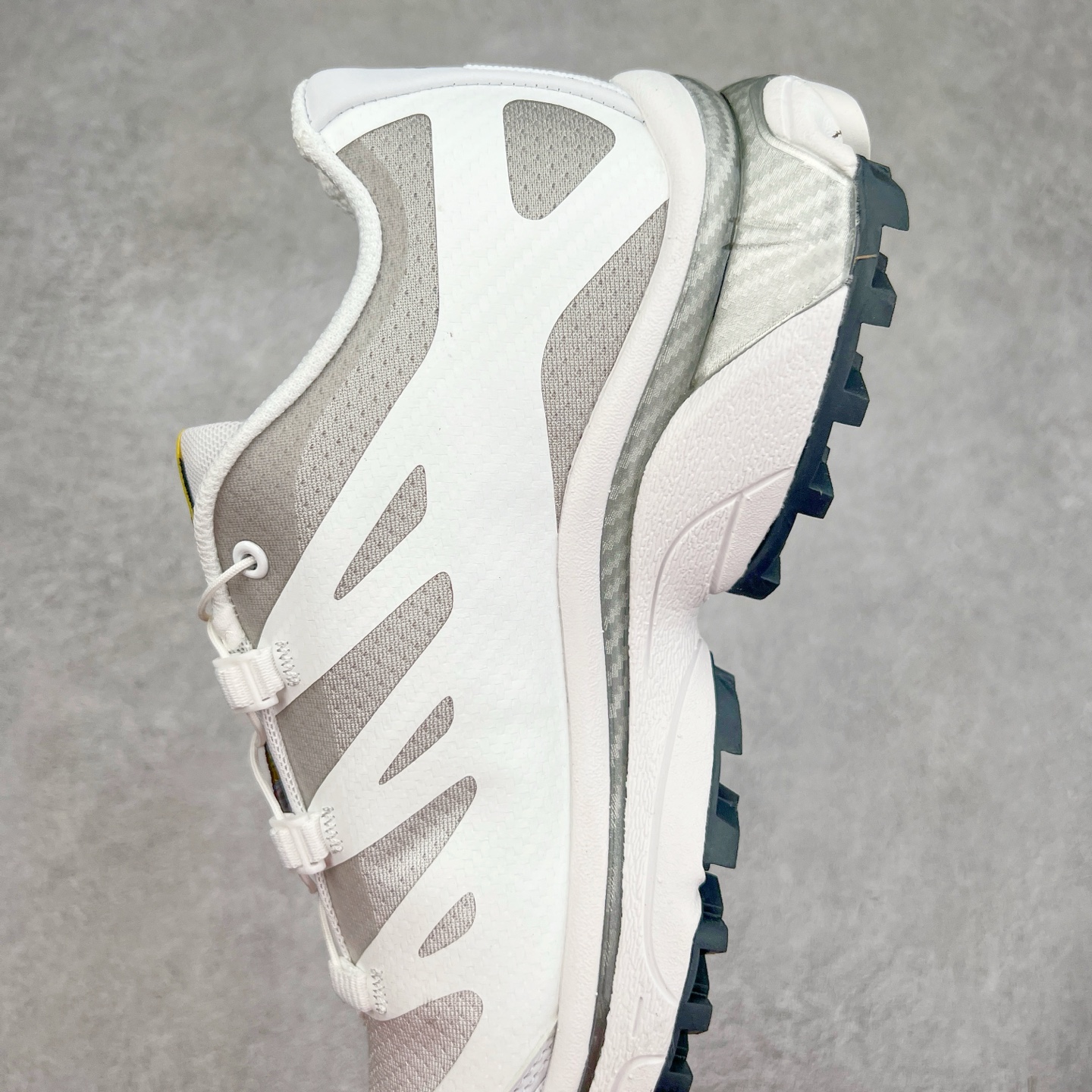 图片[7]-＃GD Salomon XT-4 OG Advanced 萨洛蒙系列低帮城市越野机能透气休闲运动鞋 鞋舌处附有迷你网眼袋收纳鞋绳以及下方的多色 Logo 标签 接着搭载奶油色 ACS 技术中底以及金色 TPU 塑料部件提升鞋款耐用性 中底与鞋面之间饰有海蓝色条状细节有效增添鞋款层次 最后应用黑色 Contragrip Chevron 外底完成鞋款设计 这次配色颇为高调 两款配色均以绚丽的渐变设计呈现 一款以粉紫渐变主打 另一款以黄绿渐变呈现 视觉效果相当吸睛 鞋面的使用玻璃纤维覆盖物加固 并通过细绳扣系带系统进行锁定 Salomon 的品牌logo 出现在脚后跟和前掌部位 中底虽然偏薄 但非常耐用 与模压塑料ACS 框架以及致密AC2 Muscle 鞋底单元结合 能够提供出色的支撑力和缓冲性 尺码：36 36.5 37.5 38 38.5 39 40 40.5 41 42 42.5 43 44 44.5 45-选品中心