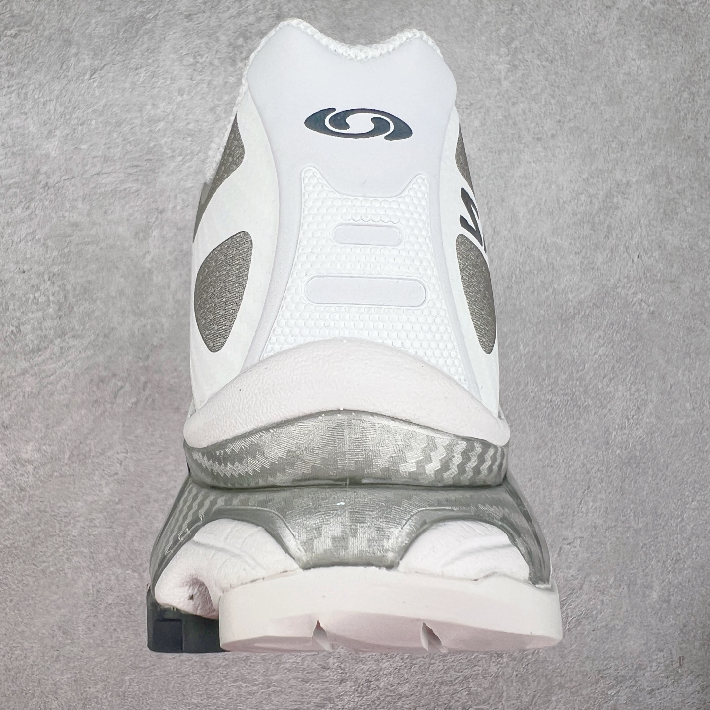 图片[8]-＃GD Salomon XT-4 OG Advanced 萨洛蒙系列低帮城市越野机能透气休闲运动鞋 鞋舌处附有迷你网眼袋收纳鞋绳以及下方的多色 Logo 标签 接着搭载奶油色 ACS 技术中底以及金色 TPU 塑料部件提升鞋款耐用性 中底与鞋面之间饰有海蓝色条状细节有效增添鞋款层次 最后应用黑色 Contragrip Chevron 外底完成鞋款设计 这次配色颇为高调 两款配色均以绚丽的渐变设计呈现 一款以粉紫渐变主打 另一款以黄绿渐变呈现 视觉效果相当吸睛 鞋面的使用玻璃纤维覆盖物加固 并通过细绳扣系带系统进行锁定 Salomon 的品牌logo 出现在脚后跟和前掌部位 中底虽然偏薄 但非常耐用 与模压塑料ACS 框架以及致密AC2 Muscle 鞋底单元结合 能够提供出色的支撑力和缓冲性 尺码：36 36.5 37.5 38 38.5 39 40 40.5 41 42 42.5 43 44 44.5 45-选品中心