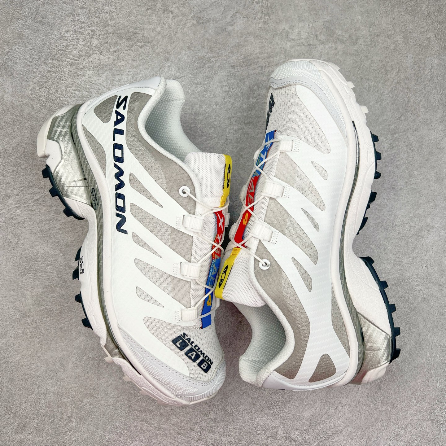 图片[3]-＃GD Salomon XT-4 OG Advanced 萨洛蒙系列低帮城市越野机能透气休闲运动鞋 鞋舌处附有迷你网眼袋收纳鞋绳以及下方的多色 Logo 标签 接着搭载奶油色 ACS 技术中底以及金色 TPU 塑料部件提升鞋款耐用性 中底与鞋面之间饰有海蓝色条状细节有效增添鞋款层次 最后应用黑色 Contragrip Chevron 外底完成鞋款设计 这次配色颇为高调 两款配色均以绚丽的渐变设计呈现 一款以粉紫渐变主打 另一款以黄绿渐变呈现 视觉效果相当吸睛 鞋面的使用玻璃纤维覆盖物加固 并通过细绳扣系带系统进行锁定 Salomon 的品牌logo 出现在脚后跟和前掌部位 中底虽然偏薄 但非常耐用 与模压塑料ACS 框架以及致密AC2 Muscle 鞋底单元结合 能够提供出色的支撑力和缓冲性 尺码：36 36.5 37.5 38 38.5 39 40 40.5 41 42 42.5 43 44 44.5 45-选品中心