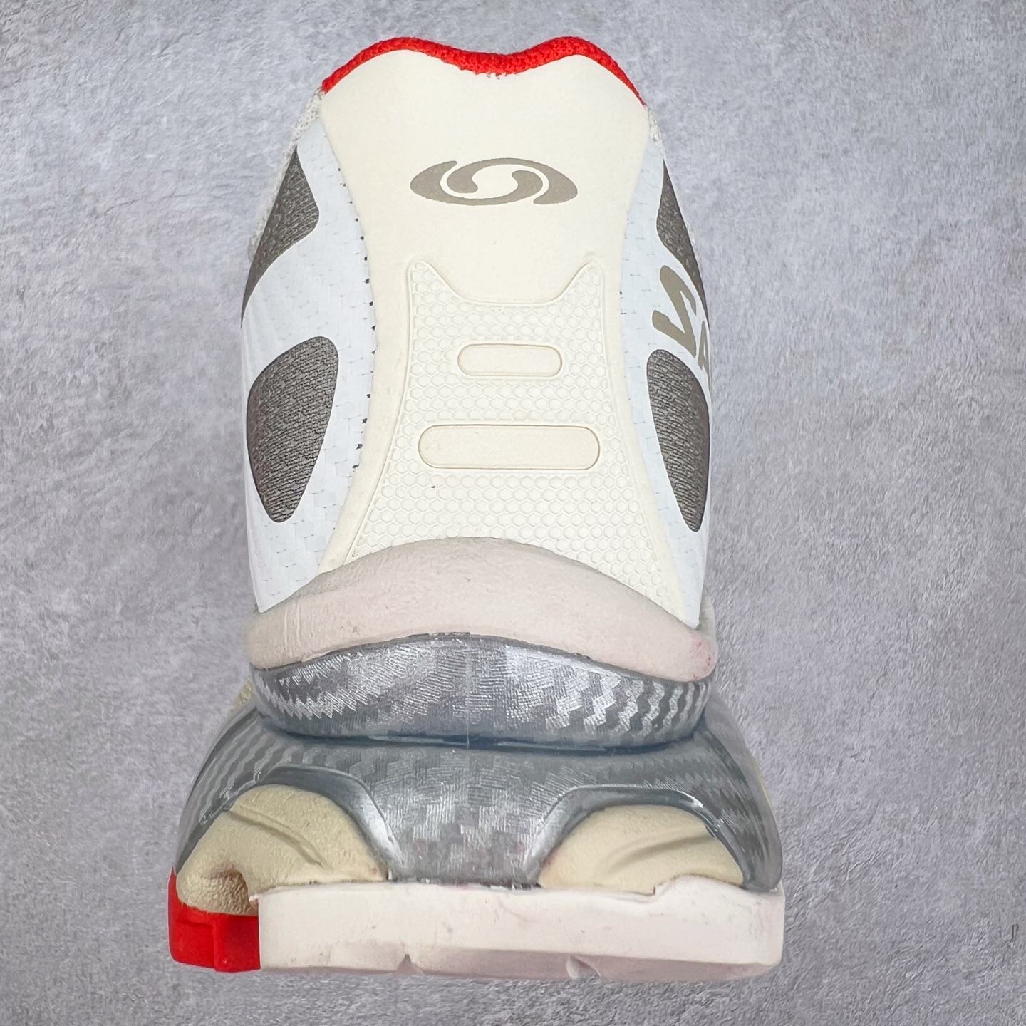 图片[8]-＃GD Salomon XT-4 OG Advanced 萨洛蒙系列低帮城市越野机能透气休闲运动鞋 鞋舌处附有迷你网眼袋收纳鞋绳以及下方的多色 Logo 标签 接着搭载奶油色 ACS 技术中底以及金色 TPU 塑料部件提升鞋款耐用性 中底与鞋面之间饰有海蓝色条状细节有效增添鞋款层次 最后应用黑色 Contragrip Chevron 外底完成鞋款设计 这次配色颇为高调 两款配色均以绚丽的渐变设计呈现 一款以粉紫渐变主打 另一款以黄绿渐变呈现 视觉效果相当吸睛 鞋面的使用玻璃纤维覆盖物加固 并通过细绳扣系带系统进行锁定 Salomon 的品牌logo 出现在脚后跟和前掌部位 中底虽然偏薄 但非常耐用 与模压塑料ACS 框架以及致密AC2 Muscle 鞋底单元结合 能够提供出色的支撑力和缓冲性 尺码：36 36.5 37.5 38 38.5 39 40 40.5 41 42 42.5 43 44 44.5 45-选品中心