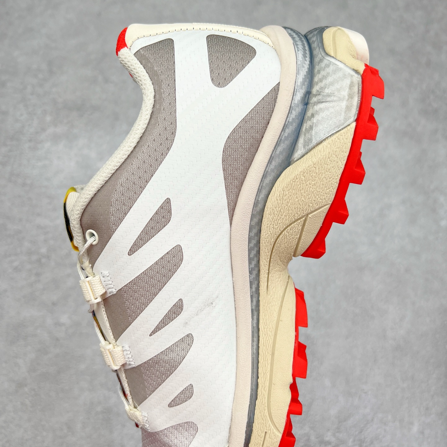 图片[7]-＃GD Salomon XT-4 OG Advanced 萨洛蒙系列低帮城市越野机能透气休闲运动鞋 鞋舌处附有迷你网眼袋收纳鞋绳以及下方的多色 Logo 标签 接着搭载奶油色 ACS 技术中底以及金色 TPU 塑料部件提升鞋款耐用性 中底与鞋面之间饰有海蓝色条状细节有效增添鞋款层次 最后应用黑色 Contragrip Chevron 外底完成鞋款设计 这次配色颇为高调 两款配色均以绚丽的渐变设计呈现 一款以粉紫渐变主打 另一款以黄绿渐变呈现 视觉效果相当吸睛 鞋面的使用玻璃纤维覆盖物加固 并通过细绳扣系带系统进行锁定 Salomon 的品牌logo 出现在脚后跟和前掌部位 中底虽然偏薄 但非常耐用 与模压塑料ACS 框架以及致密AC2 Muscle 鞋底单元结合 能够提供出色的支撑力和缓冲性 尺码：36 36.5 37.5 38 38.5 39 40 40.5 41 42 42.5 43 44 44.5 45-选品中心