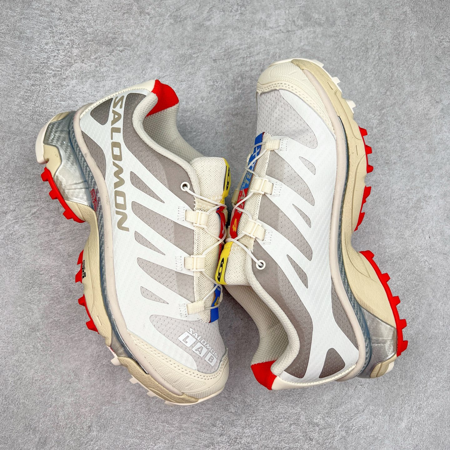 图片[3]-＃GD Salomon XT-4 OG Advanced 萨洛蒙系列低帮城市越野机能透气休闲运动鞋 鞋舌处附有迷你网眼袋收纳鞋绳以及下方的多色 Logo 标签 接着搭载奶油色 ACS 技术中底以及金色 TPU 塑料部件提升鞋款耐用性 中底与鞋面之间饰有海蓝色条状细节有效增添鞋款层次 最后应用黑色 Contragrip Chevron 外底完成鞋款设计 这次配色颇为高调 两款配色均以绚丽的渐变设计呈现 一款以粉紫渐变主打 另一款以黄绿渐变呈现 视觉效果相当吸睛 鞋面的使用玻璃纤维覆盖物加固 并通过细绳扣系带系统进行锁定 Salomon 的品牌logo 出现在脚后跟和前掌部位 中底虽然偏薄 但非常耐用 与模压塑料ACS 框架以及致密AC2 Muscle 鞋底单元结合 能够提供出色的支撑力和缓冲性 尺码：36 36.5 37.5 38 38.5 39 40 40.5 41 42 42.5 43 44 44.5 45-选品中心