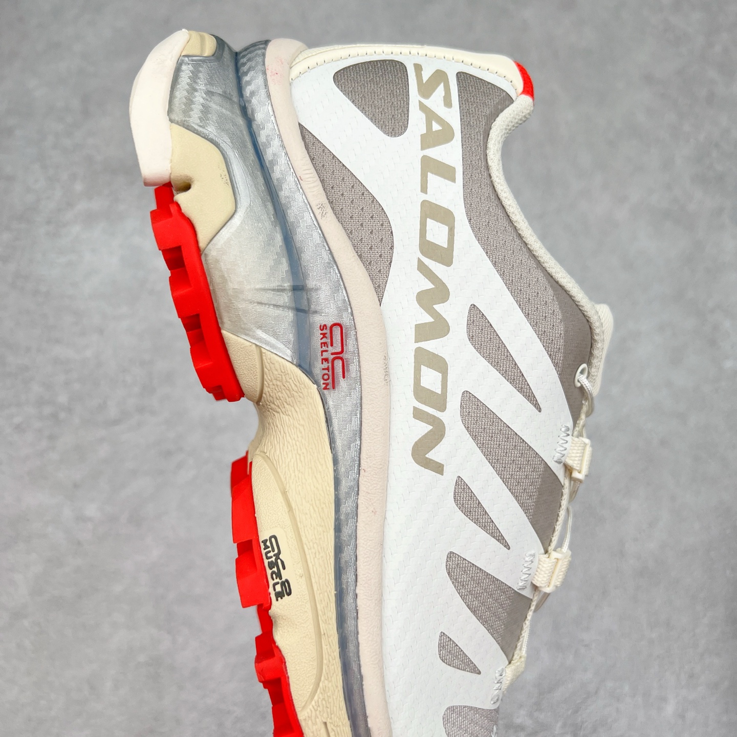 图片[6]-＃GD Salomon XT-4 OG Advanced 萨洛蒙系列低帮城市越野机能透气休闲运动鞋 鞋舌处附有迷你网眼袋收纳鞋绳以及下方的多色 Logo 标签 接着搭载奶油色 ACS 技术中底以及金色 TPU 塑料部件提升鞋款耐用性 中底与鞋面之间饰有海蓝色条状细节有效增添鞋款层次 最后应用黑色 Contragrip Chevron 外底完成鞋款设计 这次配色颇为高调 两款配色均以绚丽的渐变设计呈现 一款以粉紫渐变主打 另一款以黄绿渐变呈现 视觉效果相当吸睛 鞋面的使用玻璃纤维覆盖物加固 并通过细绳扣系带系统进行锁定 Salomon 的品牌logo 出现在脚后跟和前掌部位 中底虽然偏薄 但非常耐用 与模压塑料ACS 框架以及致密AC2 Muscle 鞋底单元结合 能够提供出色的支撑力和缓冲性 尺码：36 36.5 37.5 38 38.5 39 40 40.5 41 42 42.5 43 44 44.5 45-选品中心