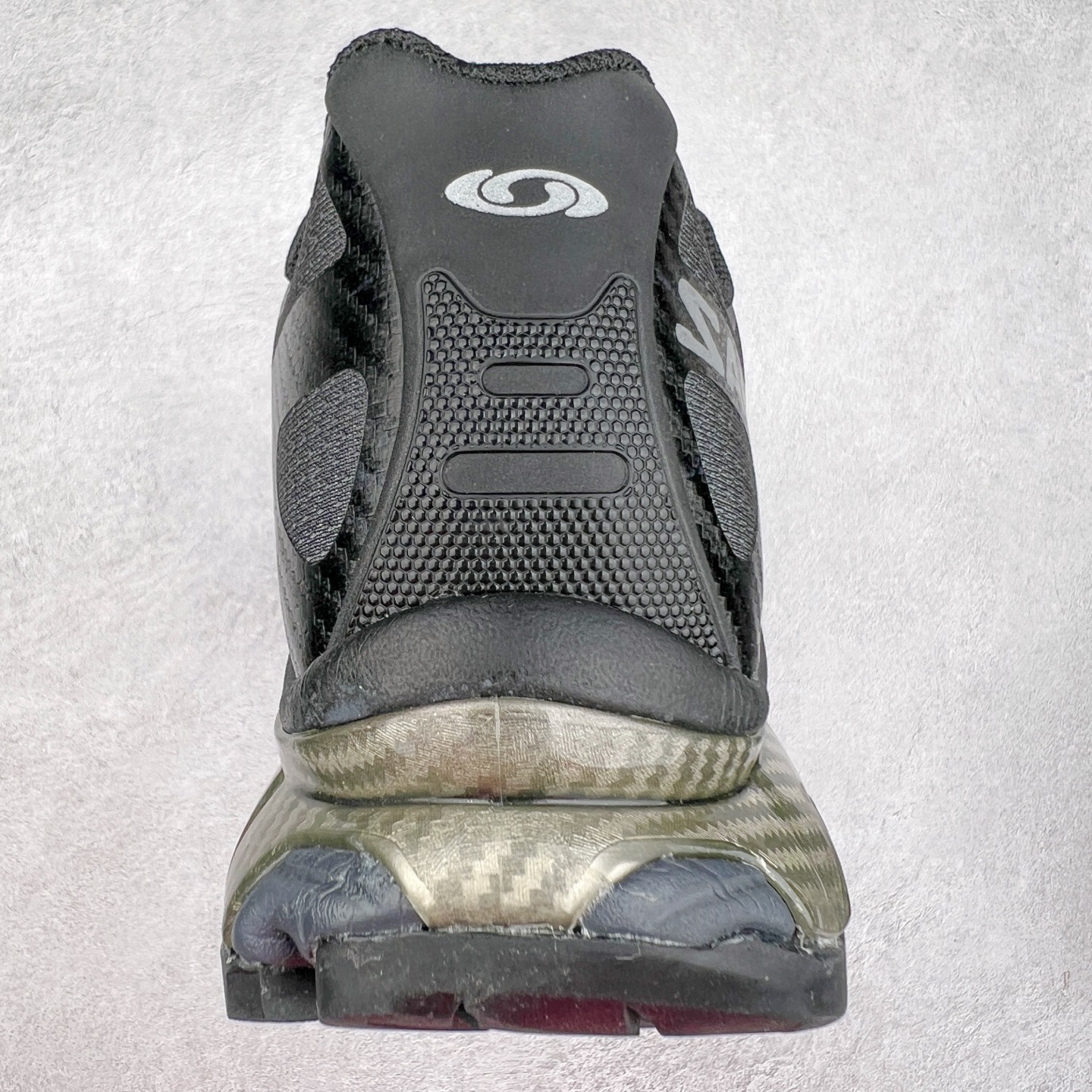 图片[8]-＃GD Salomon XT-4 OG Advanced 萨洛蒙系列低帮城市越野机能透气休闲运动鞋 鞋舌处附有迷你网眼袋收纳鞋绳以及下方的多色 Logo 标签 接着搭载奶油色 ACS 技术中底以及金色 TPU 塑料部件提升鞋款耐用性 中底与鞋面之间饰有海蓝色条状细节有效增添鞋款层次 最后应用黑色 Contragrip Chevron 外底完成鞋款设计 这次配色颇为高调 两款配色均以绚丽的渐变设计呈现 一款以粉紫渐变主打 另一款以黄绿渐变呈现 视觉效果相当吸睛 鞋面的使用玻璃纤维覆盖物加固 并通过细绳扣系带系统进行锁定 Salomon 的品牌logo 出现在脚后跟和前掌部位 中底虽然偏薄 但非常耐用 与模压塑料ACS 框架以及致密AC2 Muscle 鞋底单元结合 能够提供出色的支撑力和缓冲性 尺码：36 36.5 37.5 38 38.5 39 40 40.5 41 42 42.5 43 44 44.5 45-选品中心