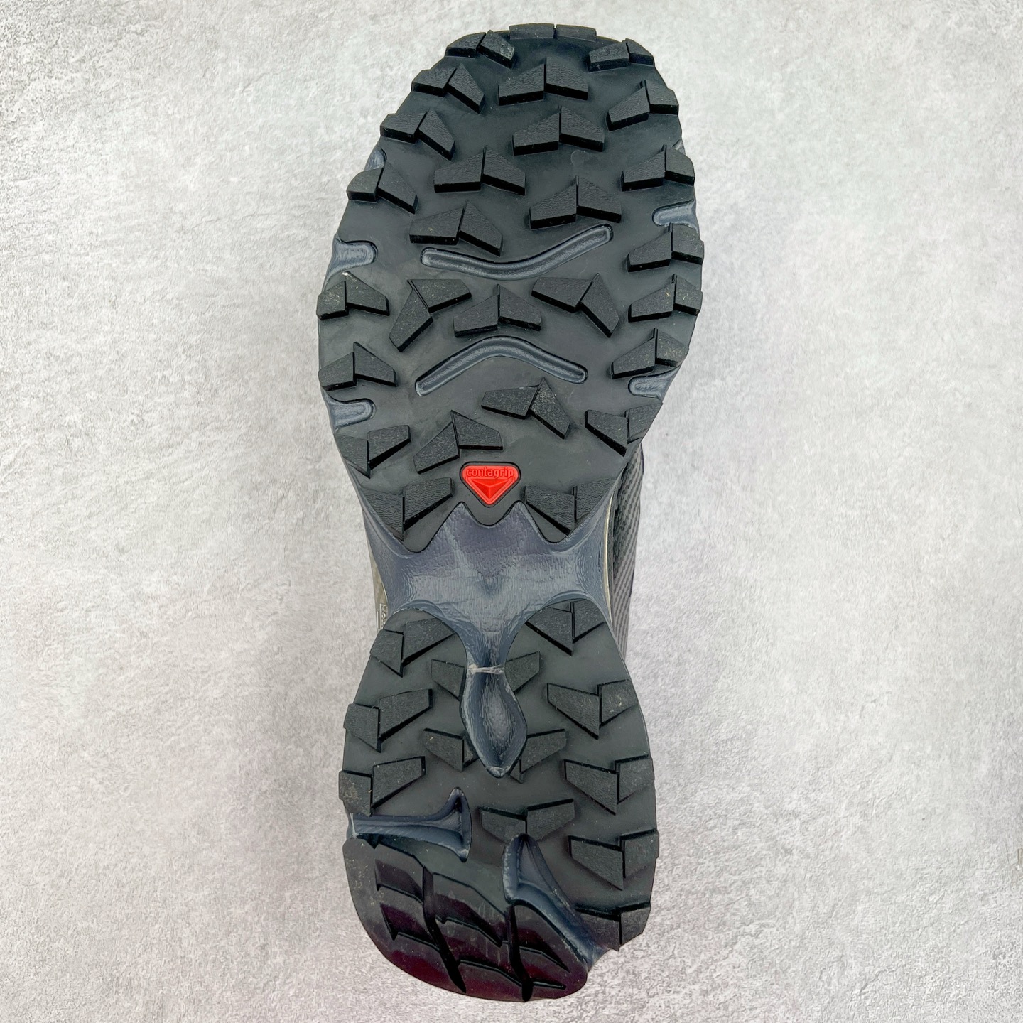 图片[9]-＃GD Salomon XT-4 OG Advanced 萨洛蒙系列低帮城市越野机能透气休闲运动鞋 鞋舌处附有迷你网眼袋收纳鞋绳以及下方的多色 Logo 标签 接着搭载奶油色 ACS 技术中底以及金色 TPU 塑料部件提升鞋款耐用性 中底与鞋面之间饰有海蓝色条状细节有效增添鞋款层次 最后应用黑色 Contragrip Chevron 外底完成鞋款设计 这次配色颇为高调 两款配色均以绚丽的渐变设计呈现 一款以粉紫渐变主打 另一款以黄绿渐变呈现 视觉效果相当吸睛 鞋面的使用玻璃纤维覆盖物加固 并通过细绳扣系带系统进行锁定 Salomon 的品牌logo 出现在脚后跟和前掌部位 中底虽然偏薄 但非常耐用 与模压塑料ACS 框架以及致密AC2 Muscle 鞋底单元结合 能够提供出色的支撑力和缓冲性 尺码：36 36.5 37.5 38 38.5 39 40 40.5 41 42 42.5 43 44 44.5 45-选品中心