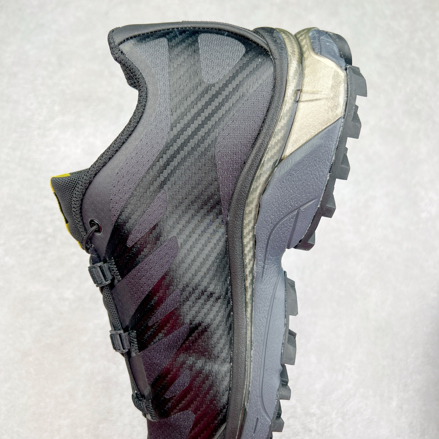 图片[7]-＃GD Salomon XT-4 OG Advanced 萨洛蒙系列低帮城市越野机能透气休闲运动鞋 鞋舌处附有迷你网眼袋收纳鞋绳以及下方的多色 Logo 标签 接着搭载奶油色 ACS 技术中底以及金色 TPU 塑料部件提升鞋款耐用性 中底与鞋面之间饰有海蓝色条状细节有效增添鞋款层次 最后应用黑色 Contragrip Chevron 外底完成鞋款设计 这次配色颇为高调 两款配色均以绚丽的渐变设计呈现 一款以粉紫渐变主打 另一款以黄绿渐变呈现 视觉效果相当吸睛 鞋面的使用玻璃纤维覆盖物加固 并通过细绳扣系带系统进行锁定 Salomon 的品牌logo 出现在脚后跟和前掌部位 中底虽然偏薄 但非常耐用 与模压塑料ACS 框架以及致密AC2 Muscle 鞋底单元结合 能够提供出色的支撑力和缓冲性 尺码：36 36.5 37.5 38 38.5 39 40 40.5 41 42 42.5 43 44 44.5 45-选品中心