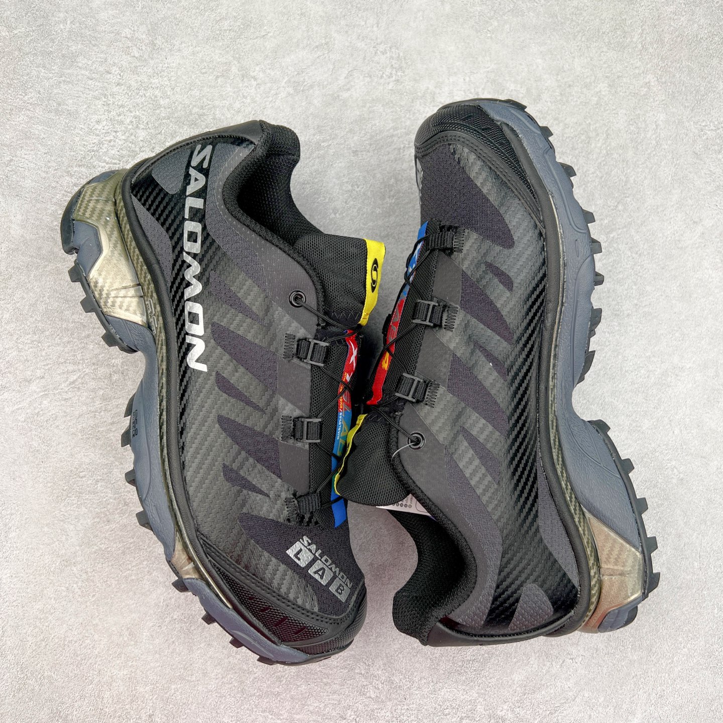 图片[3]-＃GD Salomon XT-4 OG Advanced 萨洛蒙系列低帮城市越野机能透气休闲运动鞋 鞋舌处附有迷你网眼袋收纳鞋绳以及下方的多色 Logo 标签 接着搭载奶油色 ACS 技术中底以及金色 TPU 塑料部件提升鞋款耐用性 中底与鞋面之间饰有海蓝色条状细节有效增添鞋款层次 最后应用黑色 Contragrip Chevron 外底完成鞋款设计 这次配色颇为高调 两款配色均以绚丽的渐变设计呈现 一款以粉紫渐变主打 另一款以黄绿渐变呈现 视觉效果相当吸睛 鞋面的使用玻璃纤维覆盖物加固 并通过细绳扣系带系统进行锁定 Salomon 的品牌logo 出现在脚后跟和前掌部位 中底虽然偏薄 但非常耐用 与模压塑料ACS 框架以及致密AC2 Muscle 鞋底单元结合 能够提供出色的支撑力和缓冲性 尺码：36 36.5 37.5 38 38.5 39 40 40.5 41 42 42.5 43 44 44.5 45-选品中心