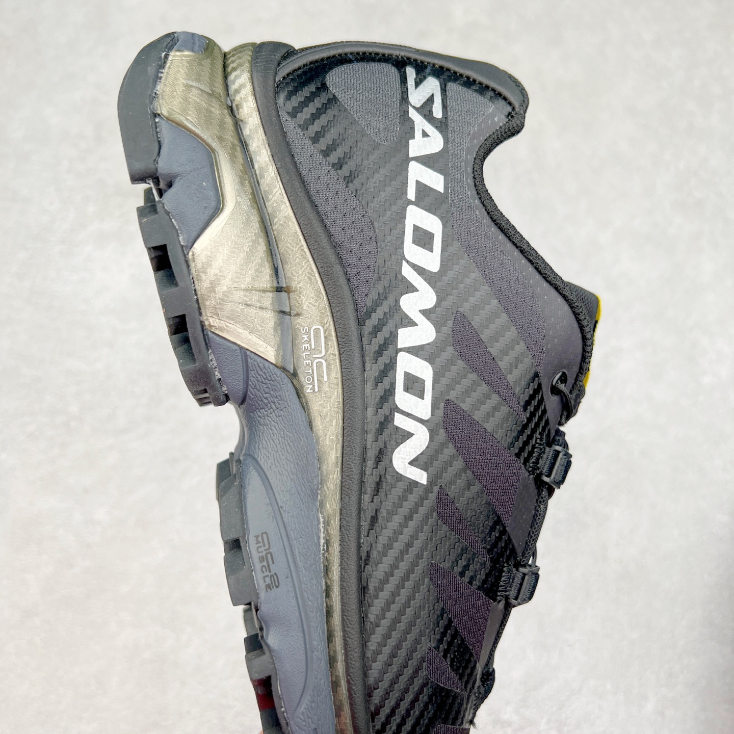 图片[6]-＃GD Salomon XT-4 OG Advanced 萨洛蒙系列低帮城市越野机能透气休闲运动鞋 鞋舌处附有迷你网眼袋收纳鞋绳以及下方的多色 Logo 标签 接着搭载奶油色 ACS 技术中底以及金色 TPU 塑料部件提升鞋款耐用性 中底与鞋面之间饰有海蓝色条状细节有效增添鞋款层次 最后应用黑色 Contragrip Chevron 外底完成鞋款设计 这次配色颇为高调 两款配色均以绚丽的渐变设计呈现 一款以粉紫渐变主打 另一款以黄绿渐变呈现 视觉效果相当吸睛 鞋面的使用玻璃纤维覆盖物加固 并通过细绳扣系带系统进行锁定 Salomon 的品牌logo 出现在脚后跟和前掌部位 中底虽然偏薄 但非常耐用 与模压塑料ACS 框架以及致密AC2 Muscle 鞋底单元结合 能够提供出色的支撑力和缓冲性 尺码：36 36.5 37.5 38 38.5 39 40 40.5 41 42 42.5 43 44 44.5 45-选品中心