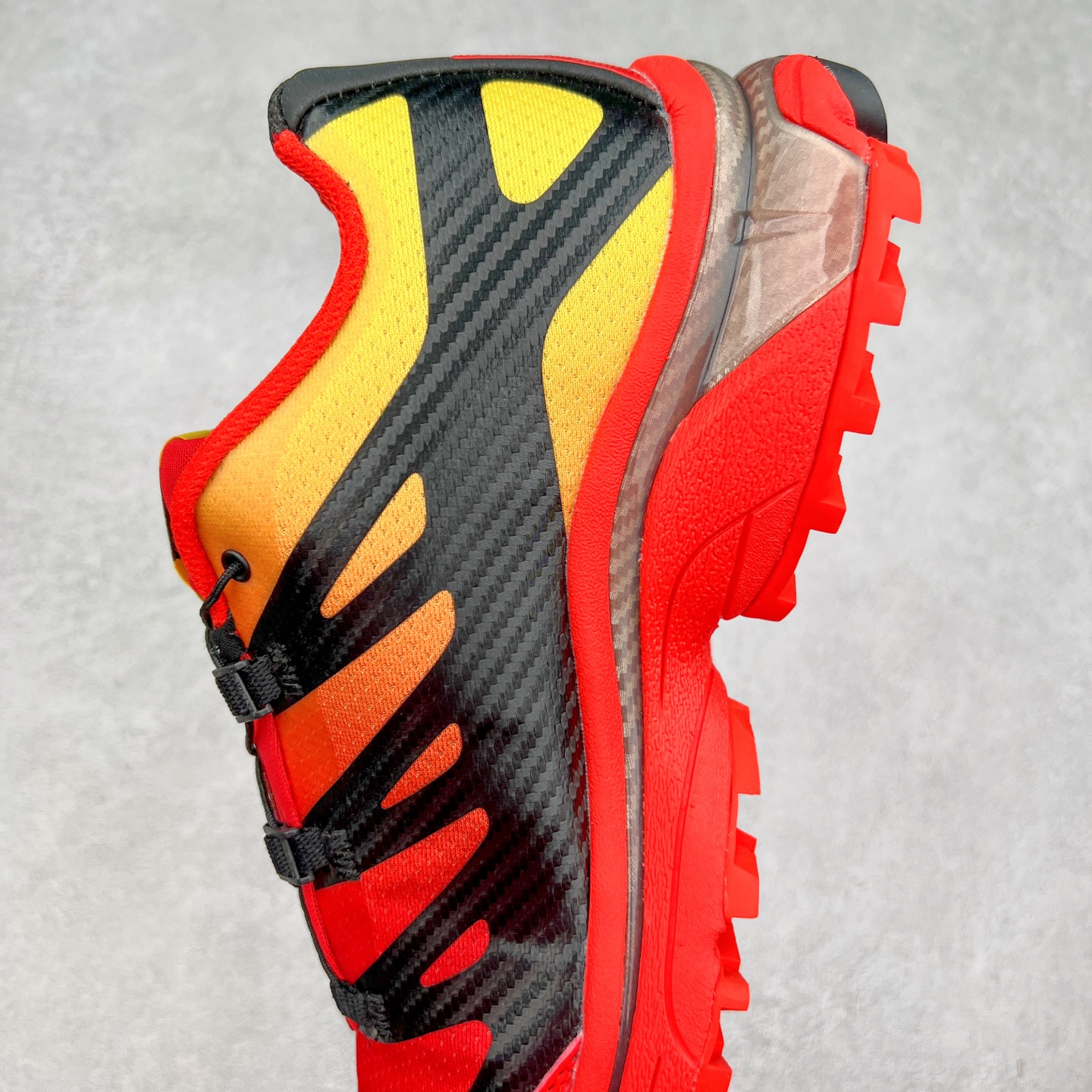 图片[7]-＃GD Salomon XT-4 OG Advanced 萨洛蒙系列低帮城市越野机能透气休闲运动鞋 鞋舌处附有迷你网眼袋收纳鞋绳以及下方的多色 Logo 标签 接着搭载奶油色 ACS 技术中底以及金色 TPU 塑料部件提升鞋款耐用性 中底与鞋面之间饰有海蓝色条状细节有效增添鞋款层次 最后应用黑色 Contragrip Chevron 外底完成鞋款设计 这次配色颇为高调 两款配色均以绚丽的渐变设计呈现 一款以粉紫渐变主打 另一款以黄绿渐变呈现 视觉效果相当吸睛 鞋面的使用玻璃纤维覆盖物加固 并通过细绳扣系带系统进行锁定 Salomon 的品牌logo 出现在脚后跟和前掌部位 中底虽然偏薄 但非常耐用 与模压塑料ACS 框架以及致密AC2 Muscle 鞋底单元结合 能够提供出色的支撑力和缓冲性 尺码：36 36.5 37.5 38 38.5 39 40 40.5 41 42 42.5 43 44 44.5 45-选品中心