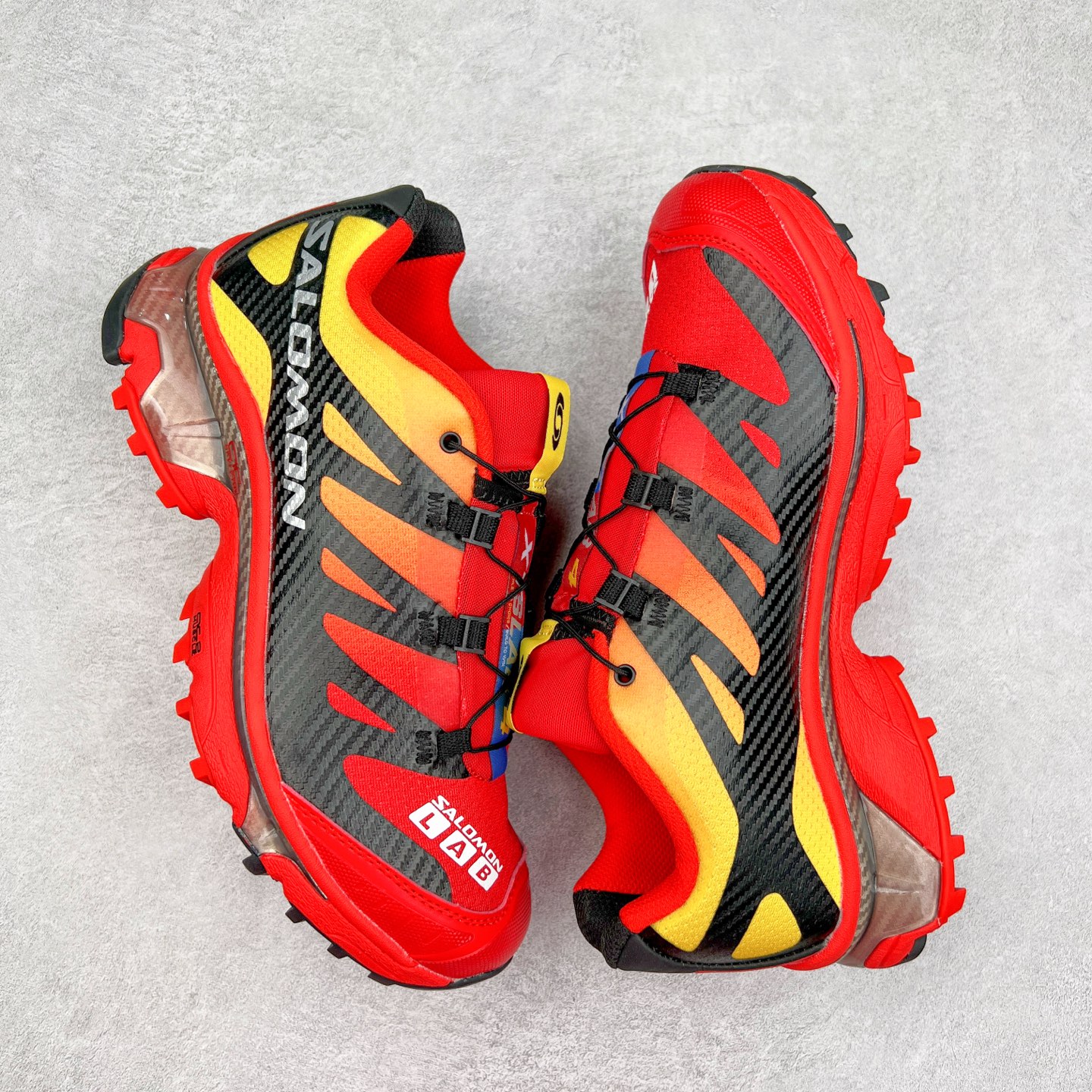 图片[3]-＃GD Salomon XT-4 OG Advanced 萨洛蒙系列低帮城市越野机能透气休闲运动鞋 鞋舌处附有迷你网眼袋收纳鞋绳以及下方的多色 Logo 标签 接着搭载奶油色 ACS 技术中底以及金色 TPU 塑料部件提升鞋款耐用性 中底与鞋面之间饰有海蓝色条状细节有效增添鞋款层次 最后应用黑色 Contragrip Chevron 外底完成鞋款设计 这次配色颇为高调 两款配色均以绚丽的渐变设计呈现 一款以粉紫渐变主打 另一款以黄绿渐变呈现 视觉效果相当吸睛 鞋面的使用玻璃纤维覆盖物加固 并通过细绳扣系带系统进行锁定 Salomon 的品牌logo 出现在脚后跟和前掌部位 中底虽然偏薄 但非常耐用 与模压塑料ACS 框架以及致密AC2 Muscle 鞋底单元结合 能够提供出色的支撑力和缓冲性 尺码：36 36.5 37.5 38 38.5 39 40 40.5 41 42 42.5 43 44 44.5 45-选品中心