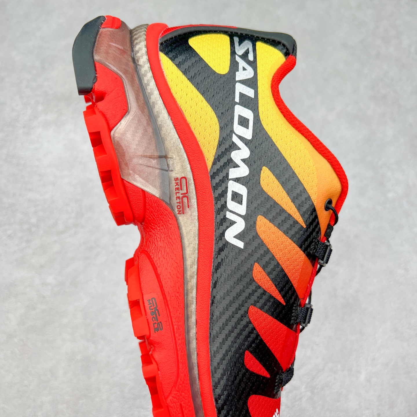 图片[6]-＃GD Salomon XT-4 OG Advanced 萨洛蒙系列低帮城市越野机能透气休闲运动鞋 鞋舌处附有迷你网眼袋收纳鞋绳以及下方的多色 Logo 标签 接着搭载奶油色 ACS 技术中底以及金色 TPU 塑料部件提升鞋款耐用性 中底与鞋面之间饰有海蓝色条状细节有效增添鞋款层次 最后应用黑色 Contragrip Chevron 外底完成鞋款设计 这次配色颇为高调 两款配色均以绚丽的渐变设计呈现 一款以粉紫渐变主打 另一款以黄绿渐变呈现 视觉效果相当吸睛 鞋面的使用玻璃纤维覆盖物加固 并通过细绳扣系带系统进行锁定 Salomon 的品牌logo 出现在脚后跟和前掌部位 中底虽然偏薄 但非常耐用 与模压塑料ACS 框架以及致密AC2 Muscle 鞋底单元结合 能够提供出色的支撑力和缓冲性 尺码：36 36.5 37.5 38 38.5 39 40 40.5 41 42 42.5 43 44 44.5 45-选品中心