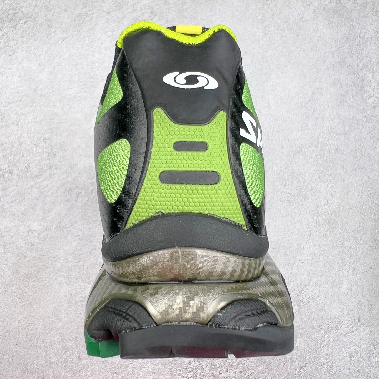 图片[8]-＃GD Salomon XT-4 OG Advanced 萨洛蒙系列低帮城市越野机能透气休闲运动鞋 鞋舌处附有迷你网眼袋收纳鞋绳以及下方的多色 Logo 标签 接着搭载奶油色 ACS 技术中底以及金色 TPU 塑料部件提升鞋款耐用性 中底与鞋面之间饰有海蓝色条状细节有效增添鞋款层次 最后应用黑色 Contragrip Chevron 外底完成鞋款设计 这次配色颇为高调 两款配色均以绚丽的渐变设计呈现 一款以粉紫渐变主打 另一款以黄绿渐变呈现 视觉效果相当吸睛 鞋面的使用玻璃纤维覆盖物加固 并通过细绳扣系带系统进行锁定 Salomon 的品牌logo 出现在脚后跟和前掌部位 中底虽然偏薄 但非常耐用 与模压塑料ACS 框架以及致密AC2 Muscle 鞋底单元结合 能够提供出色的支撑力和缓冲性 尺码：36 36.5 37.5 38 38.5 39 40 40.5 41 42 42.5 43 44 44.5 45-选品中心