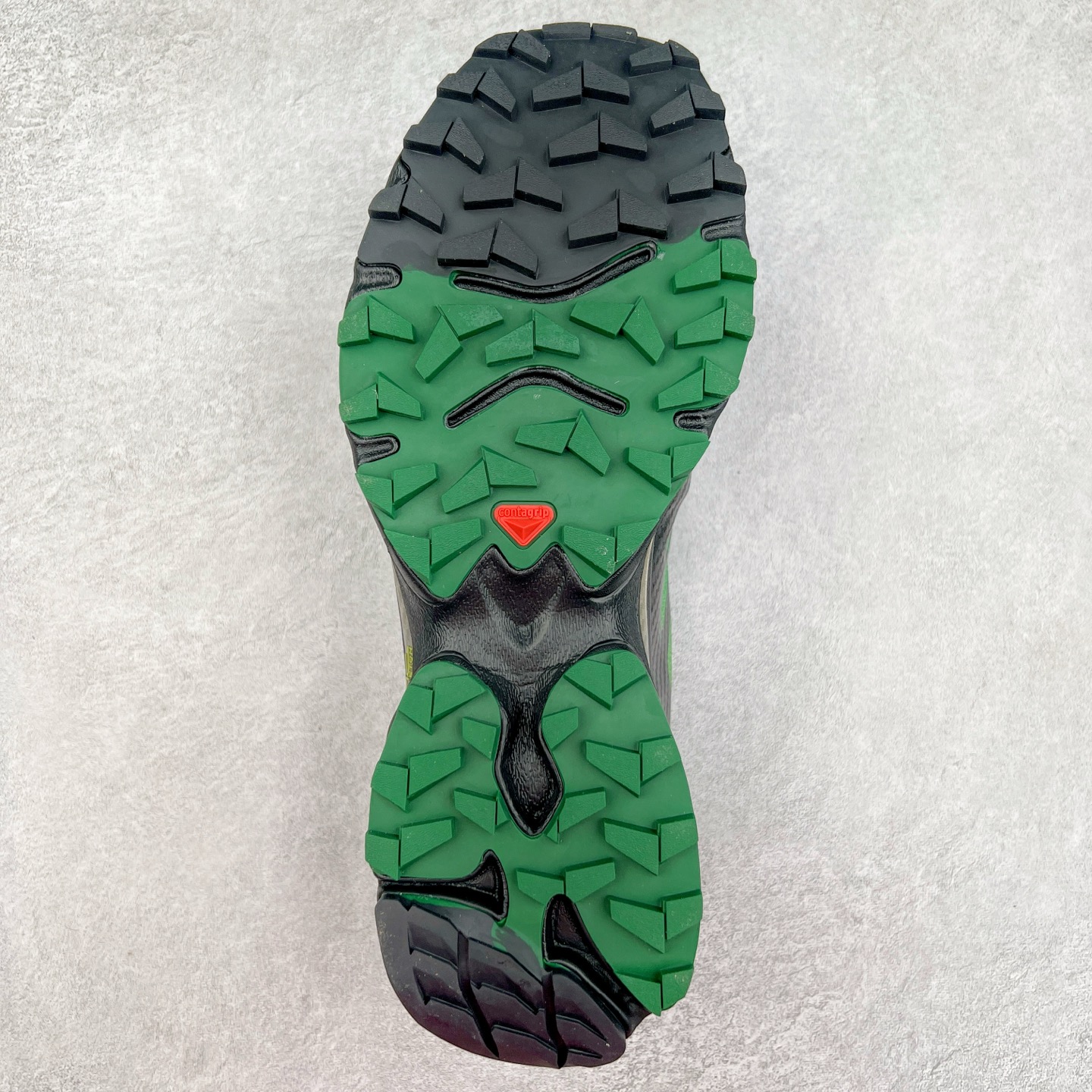 图片[9]-＃GD Salomon XT-4 OG Advanced 萨洛蒙系列低帮城市越野机能透气休闲运动鞋 鞋舌处附有迷你网眼袋收纳鞋绳以及下方的多色 Logo 标签 接着搭载奶油色 ACS 技术中底以及金色 TPU 塑料部件提升鞋款耐用性 中底与鞋面之间饰有海蓝色条状细节有效增添鞋款层次 最后应用黑色 Contragrip Chevron 外底完成鞋款设计 这次配色颇为高调 两款配色均以绚丽的渐变设计呈现 一款以粉紫渐变主打 另一款以黄绿渐变呈现 视觉效果相当吸睛 鞋面的使用玻璃纤维覆盖物加固 并通过细绳扣系带系统进行锁定 Salomon 的品牌logo 出现在脚后跟和前掌部位 中底虽然偏薄 但非常耐用 与模压塑料ACS 框架以及致密AC2 Muscle 鞋底单元结合 能够提供出色的支撑力和缓冲性 尺码：36 36.5 37.5 38 38.5 39 40 40.5 41 42 42.5 43 44 44.5 45-选品中心