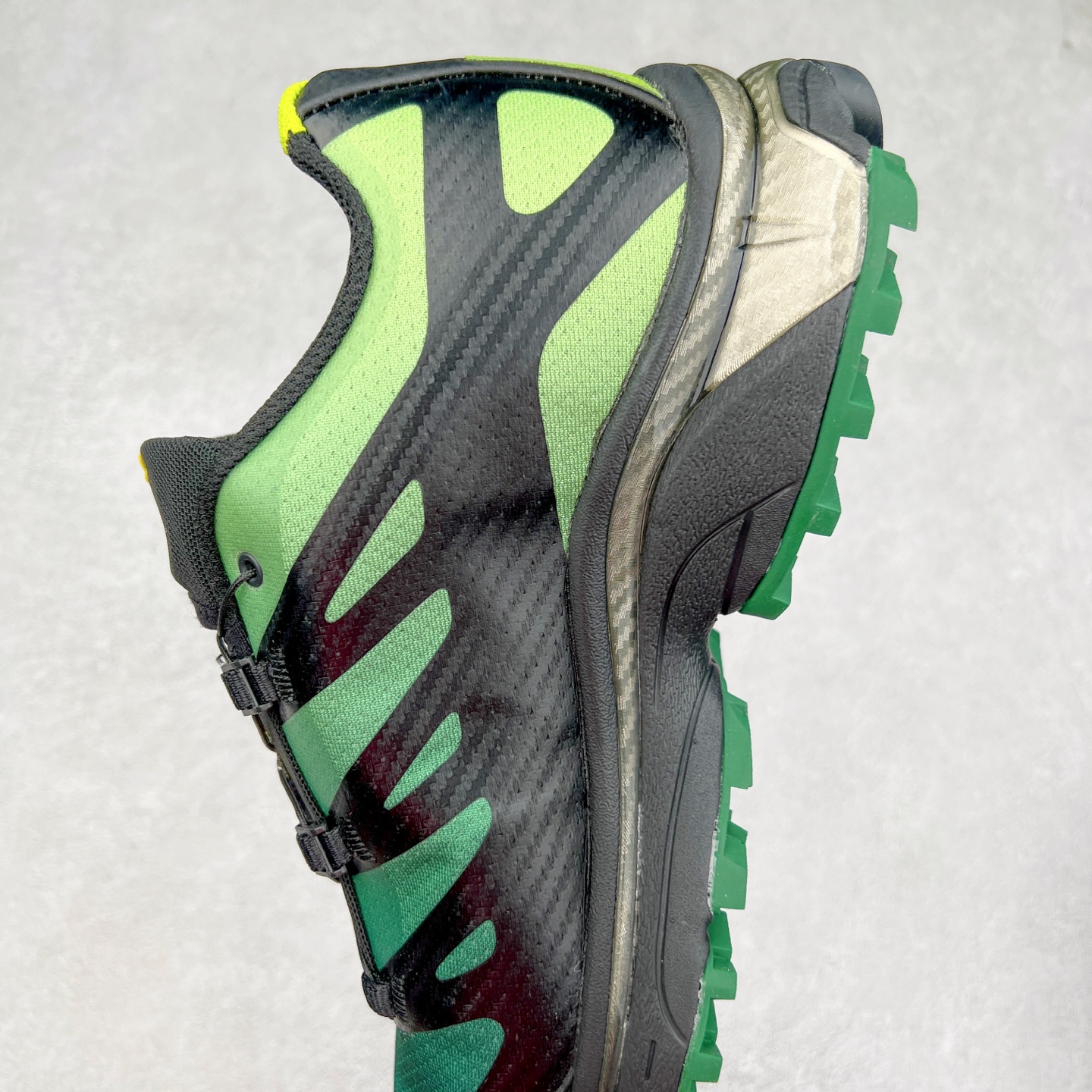 图片[7]-＃GD Salomon XT-4 OG Advanced 萨洛蒙系列低帮城市越野机能透气休闲运动鞋 鞋舌处附有迷你网眼袋收纳鞋绳以及下方的多色 Logo 标签 接着搭载奶油色 ACS 技术中底以及金色 TPU 塑料部件提升鞋款耐用性 中底与鞋面之间饰有海蓝色条状细节有效增添鞋款层次 最后应用黑色 Contragrip Chevron 外底完成鞋款设计 这次配色颇为高调 两款配色均以绚丽的渐变设计呈现 一款以粉紫渐变主打 另一款以黄绿渐变呈现 视觉效果相当吸睛 鞋面的使用玻璃纤维覆盖物加固 并通过细绳扣系带系统进行锁定 Salomon 的品牌logo 出现在脚后跟和前掌部位 中底虽然偏薄 但非常耐用 与模压塑料ACS 框架以及致密AC2 Muscle 鞋底单元结合 能够提供出色的支撑力和缓冲性 尺码：36 36.5 37.5 38 38.5 39 40 40.5 41 42 42.5 43 44 44.5 45-选品中心