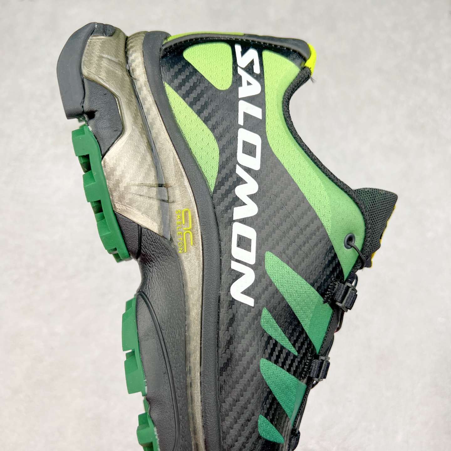 图片[6]-＃GD Salomon XT-4 OG Advanced 萨洛蒙系列低帮城市越野机能透气休闲运动鞋 鞋舌处附有迷你网眼袋收纳鞋绳以及下方的多色 Logo 标签 接着搭载奶油色 ACS 技术中底以及金色 TPU 塑料部件提升鞋款耐用性 中底与鞋面之间饰有海蓝色条状细节有效增添鞋款层次 最后应用黑色 Contragrip Chevron 外底完成鞋款设计 这次配色颇为高调 两款配色均以绚丽的渐变设计呈现 一款以粉紫渐变主打 另一款以黄绿渐变呈现 视觉效果相当吸睛 鞋面的使用玻璃纤维覆盖物加固 并通过细绳扣系带系统进行锁定 Salomon 的品牌logo 出现在脚后跟和前掌部位 中底虽然偏薄 但非常耐用 与模压塑料ACS 框架以及致密AC2 Muscle 鞋底单元结合 能够提供出色的支撑力和缓冲性 尺码：36 36.5 37.5 38 38.5 39 40 40.5 41 42 42.5 43 44 44.5 45-选品中心