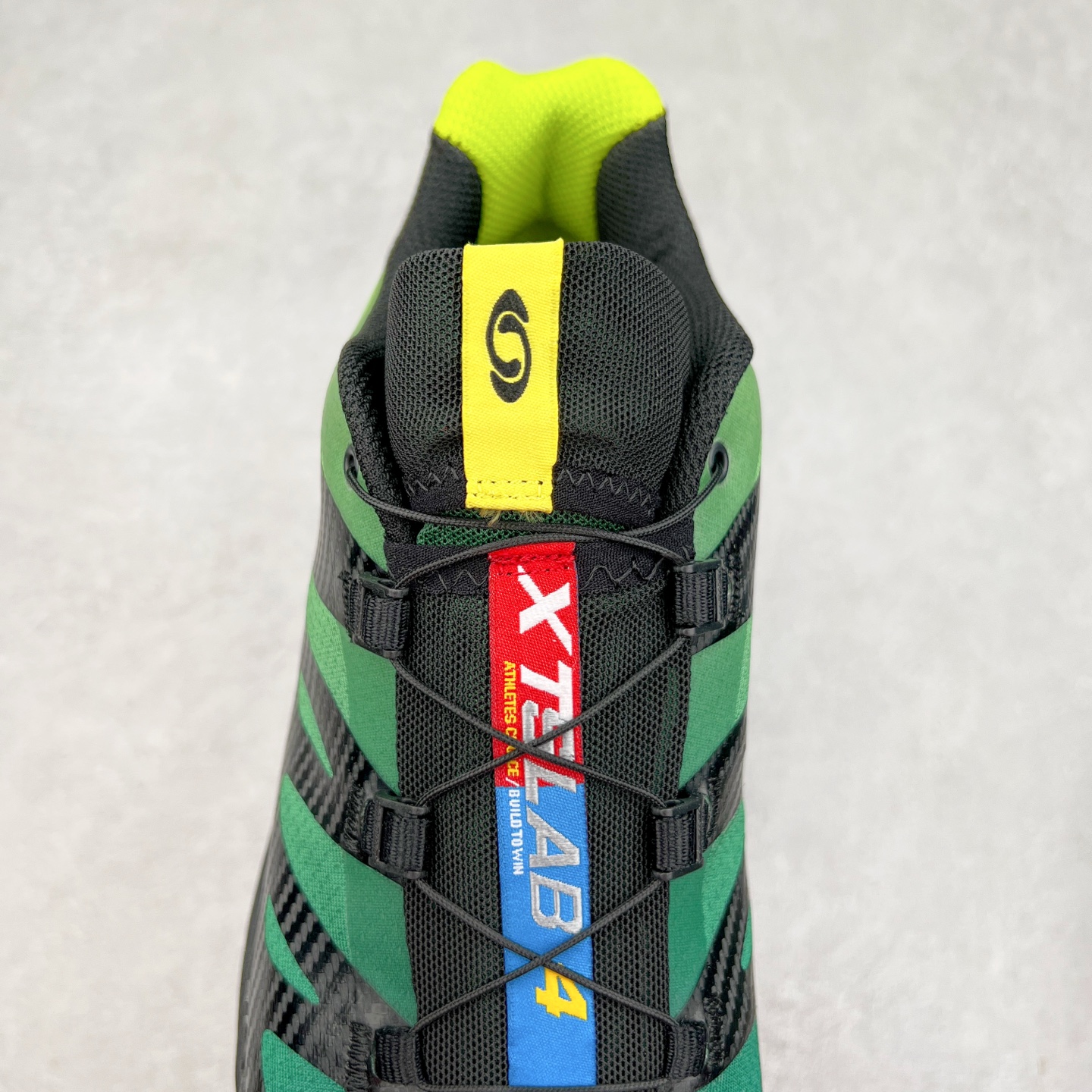 图片[5]-＃GD Salomon XT-4 OG Advanced 萨洛蒙系列低帮城市越野机能透气休闲运动鞋 鞋舌处附有迷你网眼袋收纳鞋绳以及下方的多色 Logo 标签 接着搭载奶油色 ACS 技术中底以及金色 TPU 塑料部件提升鞋款耐用性 中底与鞋面之间饰有海蓝色条状细节有效增添鞋款层次 最后应用黑色 Contragrip Chevron 外底完成鞋款设计 这次配色颇为高调 两款配色均以绚丽的渐变设计呈现 一款以粉紫渐变主打 另一款以黄绿渐变呈现 视觉效果相当吸睛 鞋面的使用玻璃纤维覆盖物加固 并通过细绳扣系带系统进行锁定 Salomon 的品牌logo 出现在脚后跟和前掌部位 中底虽然偏薄 但非常耐用 与模压塑料ACS 框架以及致密AC2 Muscle 鞋底单元结合 能够提供出色的支撑力和缓冲性 尺码：36 36.5 37.5 38 38.5 39 40 40.5 41 42 42.5 43 44 44.5 45-选品中心