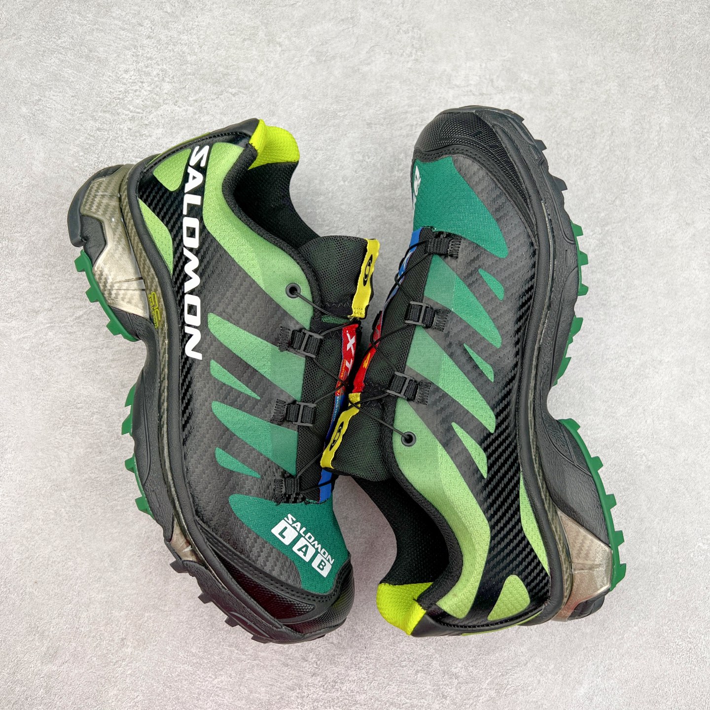 图片[3]-＃GD Salomon XT-4 OG Advanced 萨洛蒙系列低帮城市越野机能透气休闲运动鞋 鞋舌处附有迷你网眼袋收纳鞋绳以及下方的多色 Logo 标签 接着搭载奶油色 ACS 技术中底以及金色 TPU 塑料部件提升鞋款耐用性 中底与鞋面之间饰有海蓝色条状细节有效增添鞋款层次 最后应用黑色 Contragrip Chevron 外底完成鞋款设计 这次配色颇为高调 两款配色均以绚丽的渐变设计呈现 一款以粉紫渐变主打 另一款以黄绿渐变呈现 视觉效果相当吸睛 鞋面的使用玻璃纤维覆盖物加固 并通过细绳扣系带系统进行锁定 Salomon 的品牌logo 出现在脚后跟和前掌部位 中底虽然偏薄 但非常耐用 与模压塑料ACS 框架以及致密AC2 Muscle 鞋底单元结合 能够提供出色的支撑力和缓冲性 尺码：36 36.5 37.5 38 38.5 39 40 40.5 41 42 42.5 43 44 44.5 45-选品中心