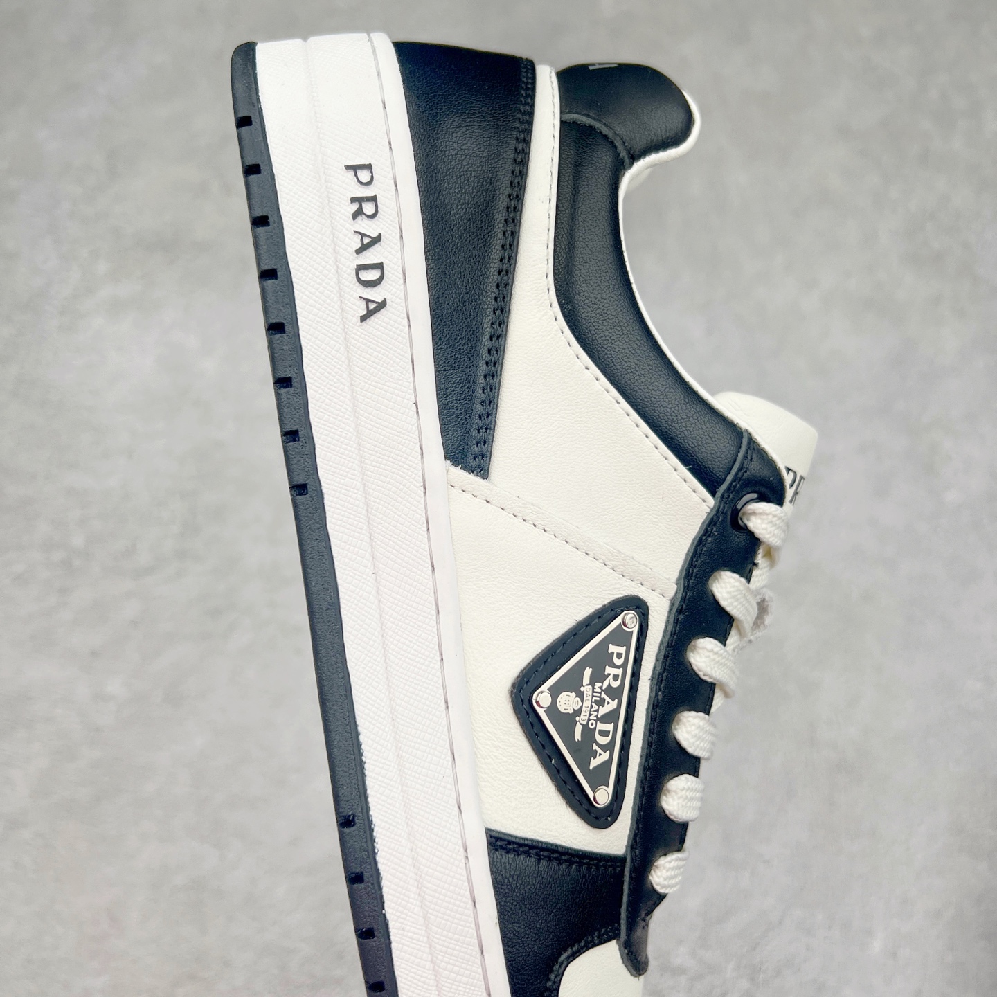 图片[6]-PRADA 普拉达马龙同款低帮男鞋运动休闲板鞋 #明星同款 广东大厂品质 专柜同步 大气个性更潮更抢眼更追求档次，它将颠覆旧念，与您共度时尚潮人必备! 面料采用原版进口小牛皮 牛皮内里垫脚 橡胶大底 轻便防滑耐磨 脚感舒适 款式耐看做工精细 配以简洁利落的鞋楦 彰显男人的果敢和硬朗 尺码：38 39 40 41 42 43 44 （皮鞋码）-选品中心