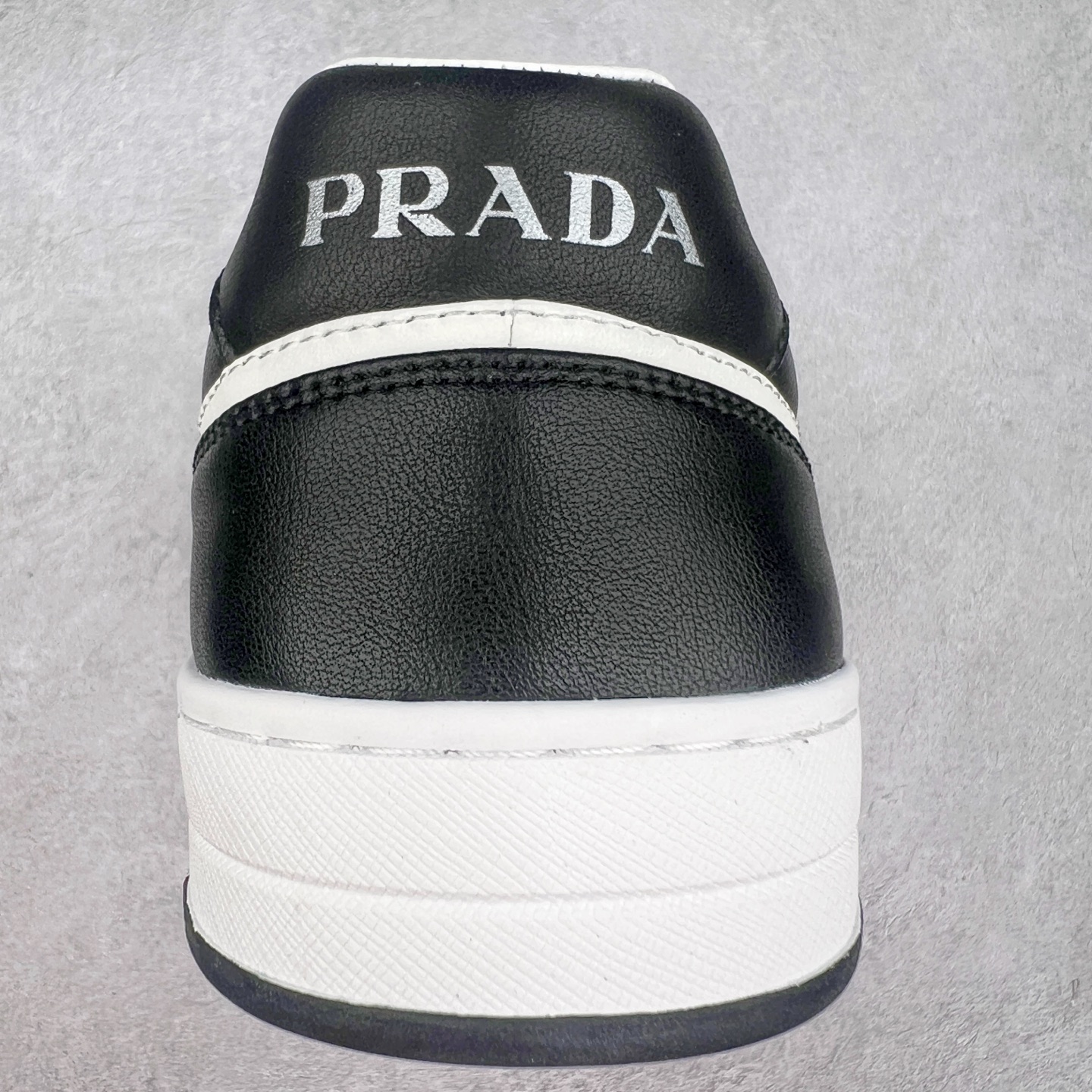 图片[8]-PRADA 普拉达马龙同款低帮男鞋运动休闲板鞋 #明星同款 广东大厂品质 专柜同步 大气个性更潮更抢眼更追求档次，它将颠覆旧念，与您共度时尚潮人必备! 面料采用原版进口小牛皮 牛皮内里垫脚 橡胶大底 轻便防滑耐磨 脚感舒适 款式耐看做工精细 配以简洁利落的鞋楦 彰显男人的果敢和硬朗 尺码：38 39 40 41 42 43 44 （皮鞋码）-选品中心