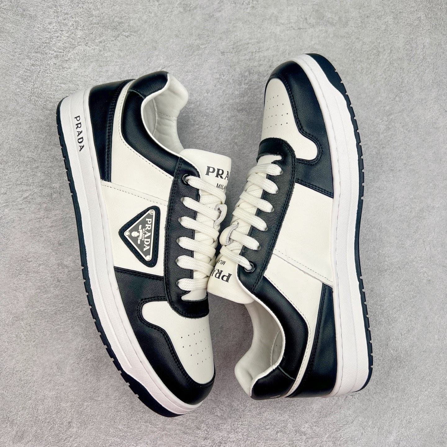 图片[3]-PRADA 普拉达马龙同款低帮男鞋运动休闲板鞋 #明星同款 广东大厂品质 专柜同步 大气个性更潮更抢眼更追求档次，它将颠覆旧念，与您共度时尚潮人必备! 面料采用原版进口小牛皮 牛皮内里垫脚 橡胶大底 轻便防滑耐磨 脚感舒适 款式耐看做工精细 配以简洁利落的鞋楦 彰显男人的果敢和硬朗 尺码：38 39 40 41 42 43 44 （皮鞋码）-选品中心